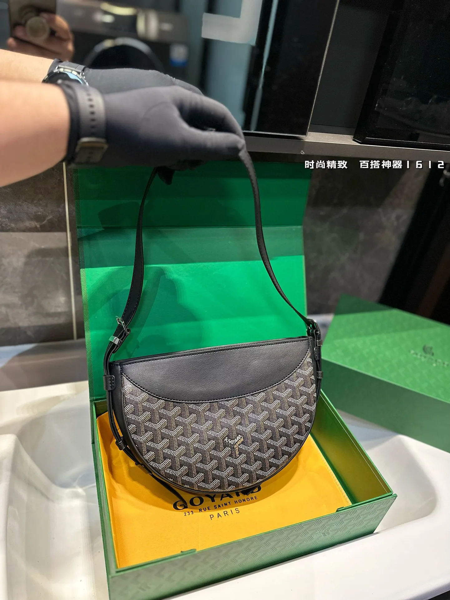 ❤️p185（礼盒包装）❤️ 拥有新包就拥有好心情！Goyard燕子包简单的穿搭永远不过时，舒服随性耐看！搭配一只棕色 goyard，点亮一下整体造型，秋冬配棕色实在太好看了！入手最近新出的goyard 燕子包，实物太美丽了！容量也十分乐观，可装下兩伞钱包粉饼口红等，肩带可调节，背法多样，可单肩可斜背可腋下！果然是一只实用又时髦百搭的包！！！尺寸23 16cm