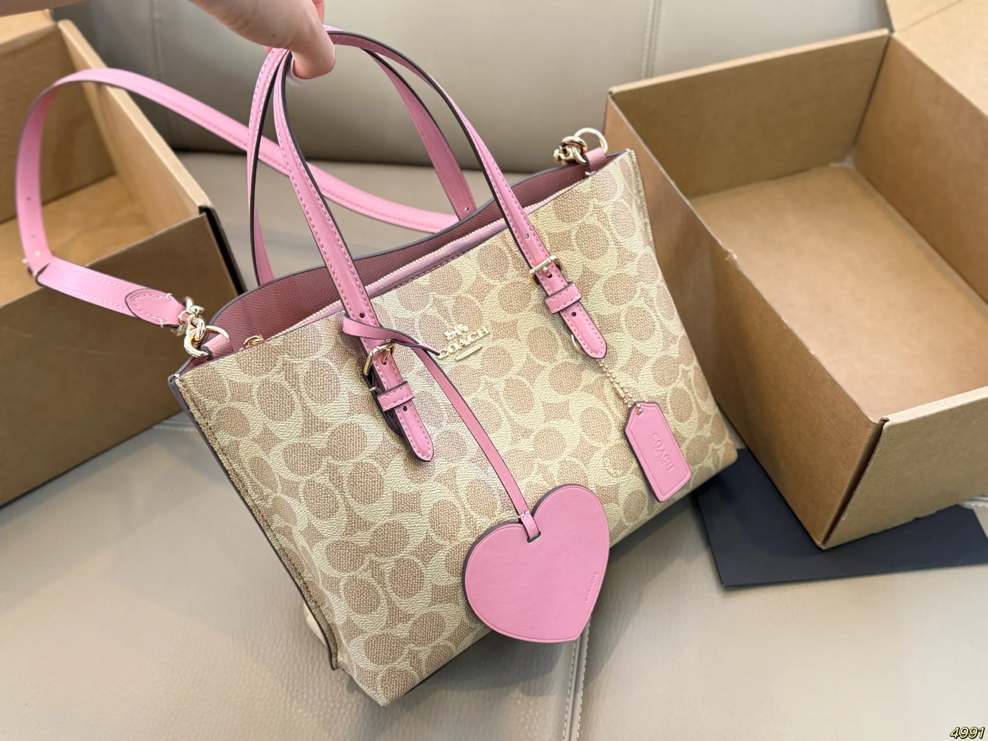 ¥180飞机盒 Coach 蔻驰托特包购物袋🛍️ 沈梦辰小姐姐身上背的今年 coach的新款 复古设计 简洁大方 特别有质感 官网预售中 随性好背 爱了爱了~ 尺寸25 20