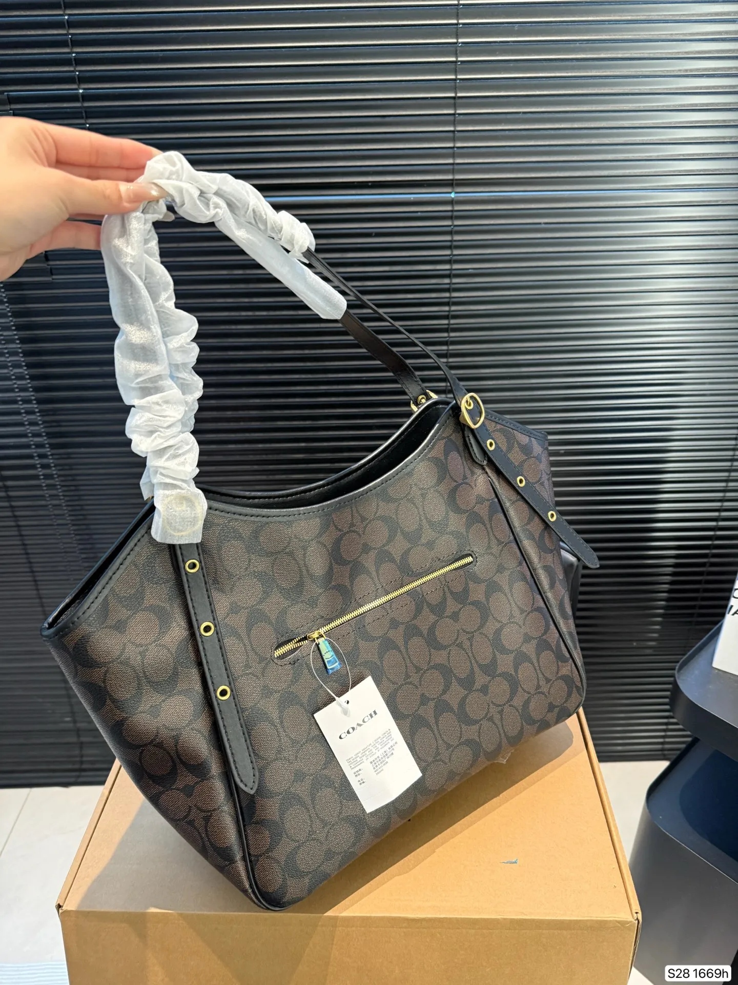 P190 配盒子 蔻驰实用通勤包妈咪包秋冬托特包 蔻驰COACH #coach托特包 手感软糯且富有质感,肩带可调节,手拎单肩都很不错,非常秋冬的一款,容量也很好,尺寸31 25 货号1669