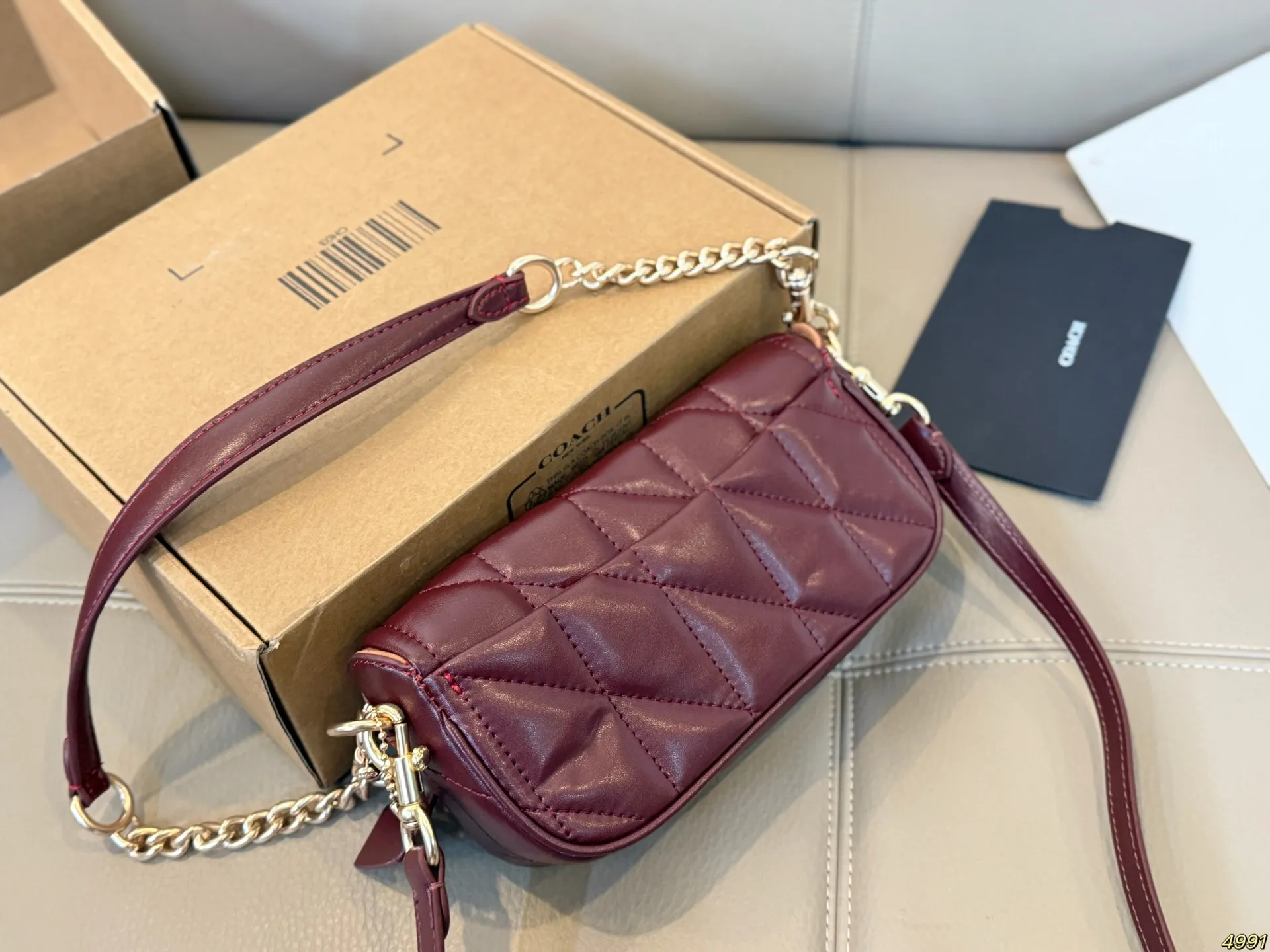 &yen;140飞机盒 coach蔻驰法棍单肩包 清新配色 一眼心动 手感柔软细腻 容量满足日常需求 又非常百搭 尺寸：20 10