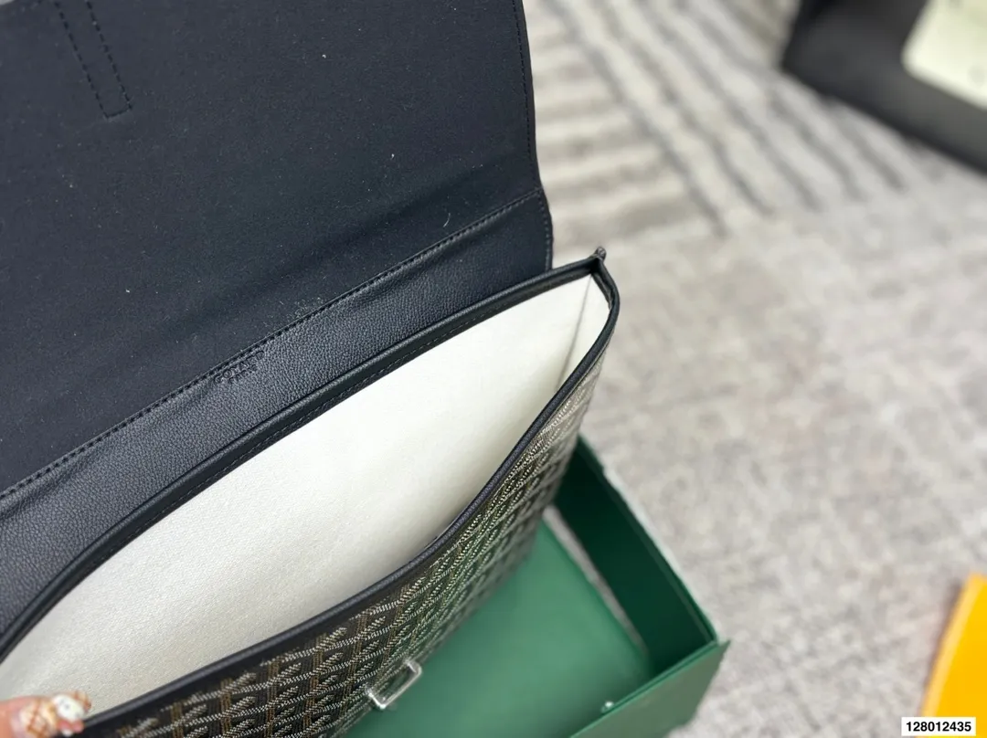 P165 配折叠盒子 戈雅邮差包 作为一个女生,每次出的男包都好看到我想拥有!它是一只扁身邮差哦,包包肩带的扣子是在包身背面的所以斜挎起来时更贴合身体骑行爬山背它也完全OK真的一点都不累赘 尺寸:32 26 货号440