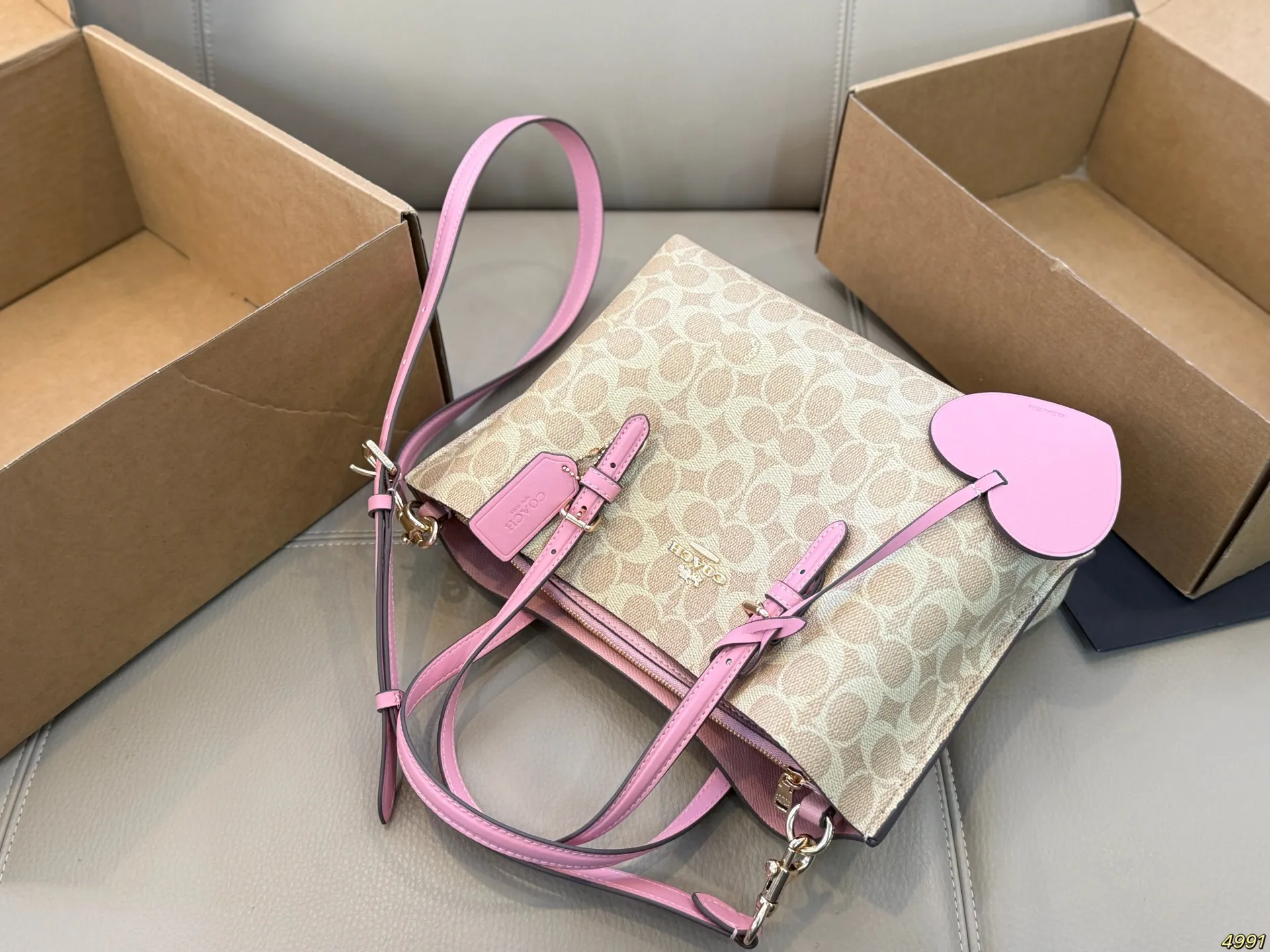 ¥180飞机盒 Coach 蔻驰托特包购物袋🛍️ 沈梦辰小姐姐身上背的今年 coach的新款 复古设计 简洁大方 特别有质感 官网预售中 随性好背 爱了爱了~ 尺寸25 20