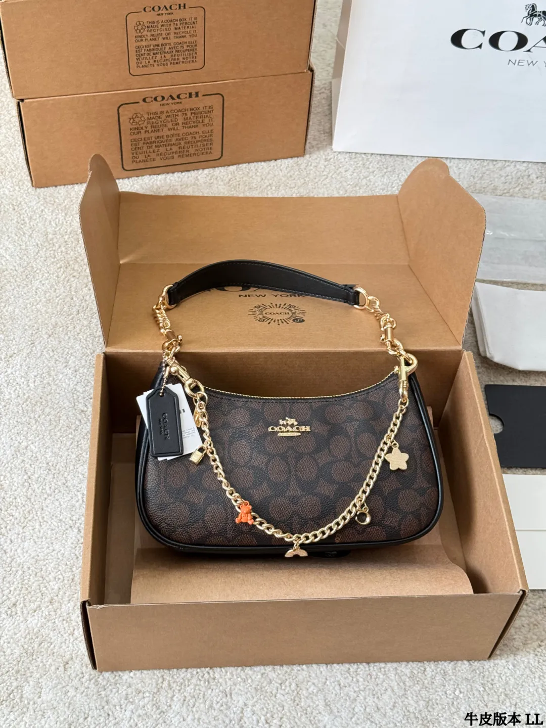 牛皮版本 p145 COACH 蔻驰 teri 腋下包 Coach蔻驰最热的腋下包上身来了 Teri系列最热腋下包 大麻将包的升级款,浅色特别好配衣服 整个就是气质和时尚的化身~不压个子而且好看 配色很潮,大小刚好挺合适 #蔻驰COACH 尺寸24 15cm