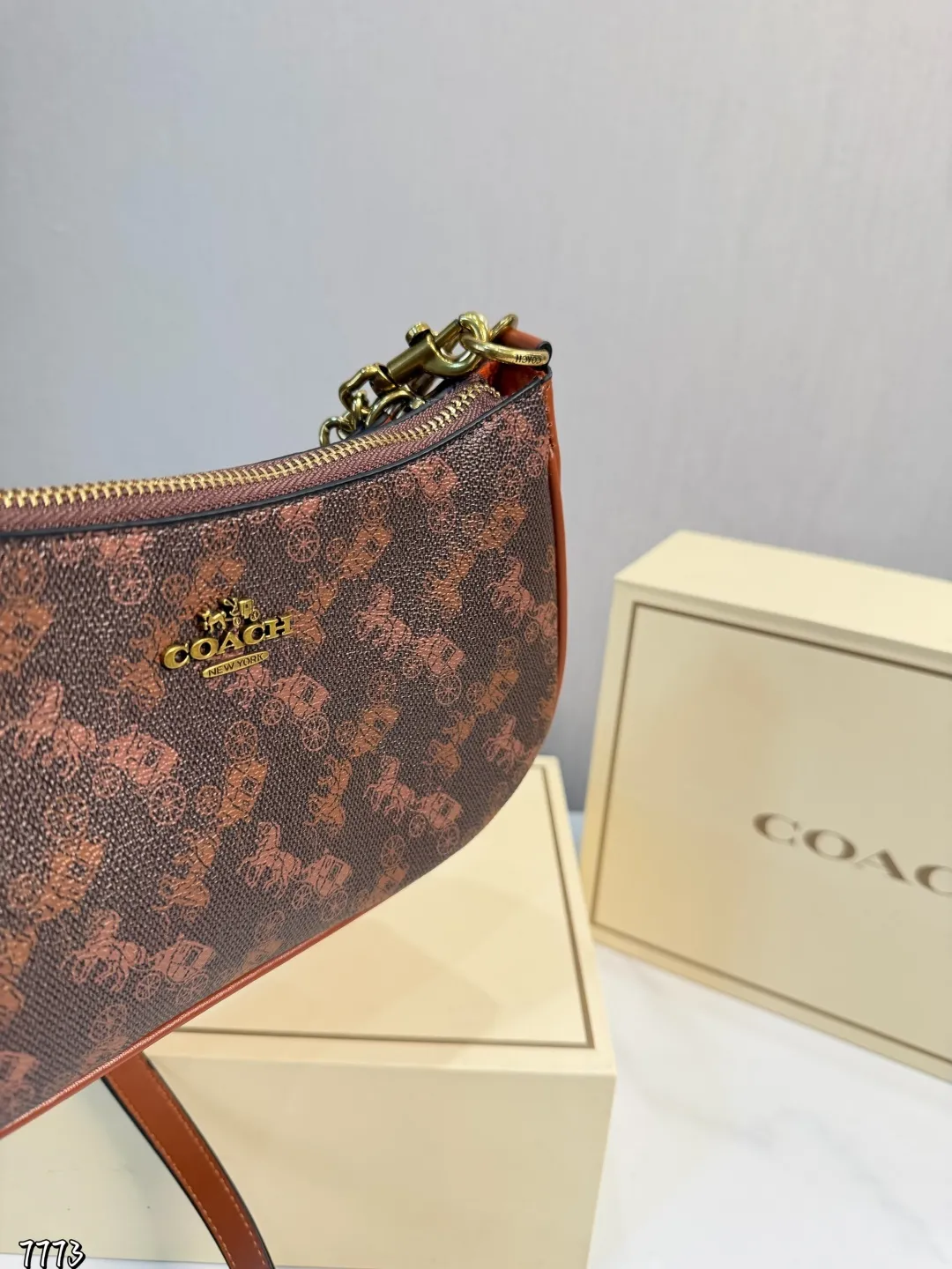 ❤️p145(礼盒包装)❤️ coach开挂啦!真的很好看 蔻驰willow迷你 质感超级强 夏日穿搭少不了的腋下小包哦 搜索🔍coach蔻驰 size: 24.13cm