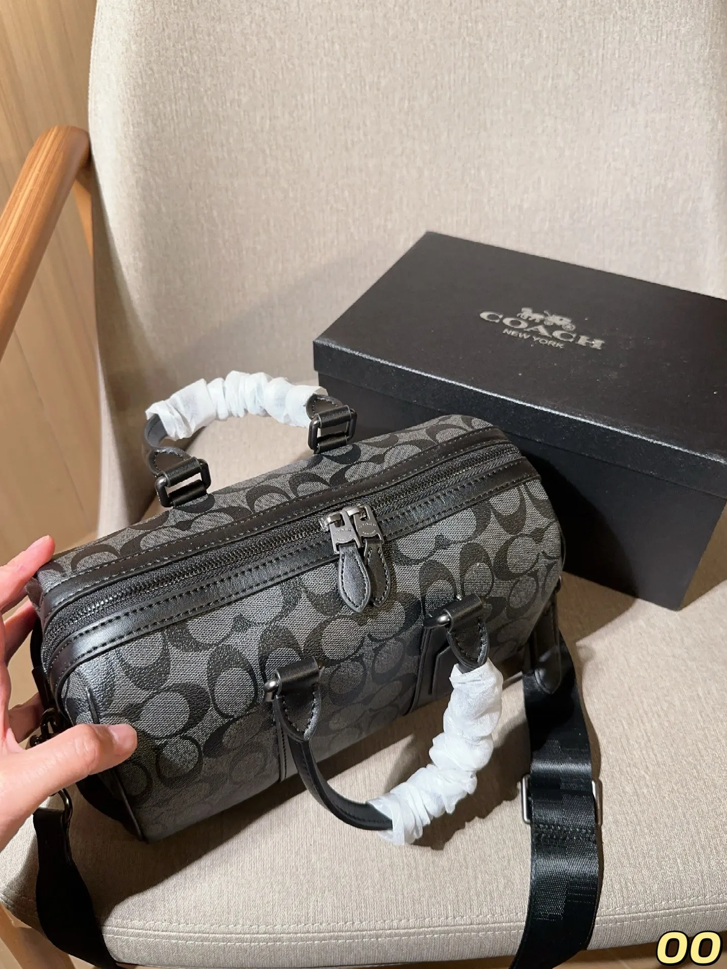 💰165 COACH 蔻驰 Gotham24 系列 手提斜挎包 Duffle波士顿圆桶包 单肩斜挎包 经典Logo搭配原厂工艺材质 采用精湛镶嵌细工，实物拍摄 尺寸28&times;19&times;15 礼盒包装🎁