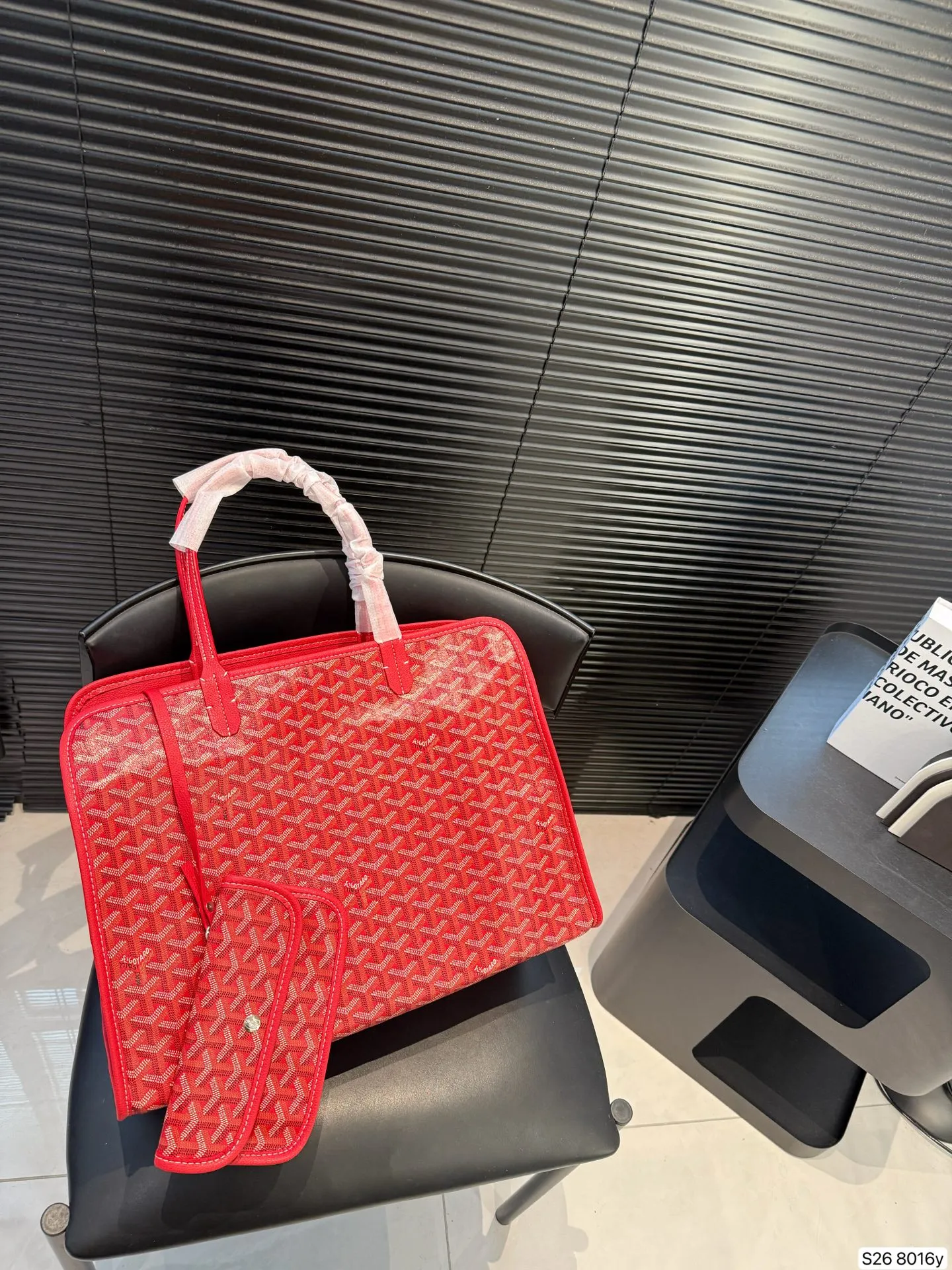 P180 戈雅Goyard Bellechasse 通勤包包王者级别 众手柄长度更长更实用 自重非常轻便能装 这就是 Goyard 包包的魅力 尺寸:41 29 货号8016y