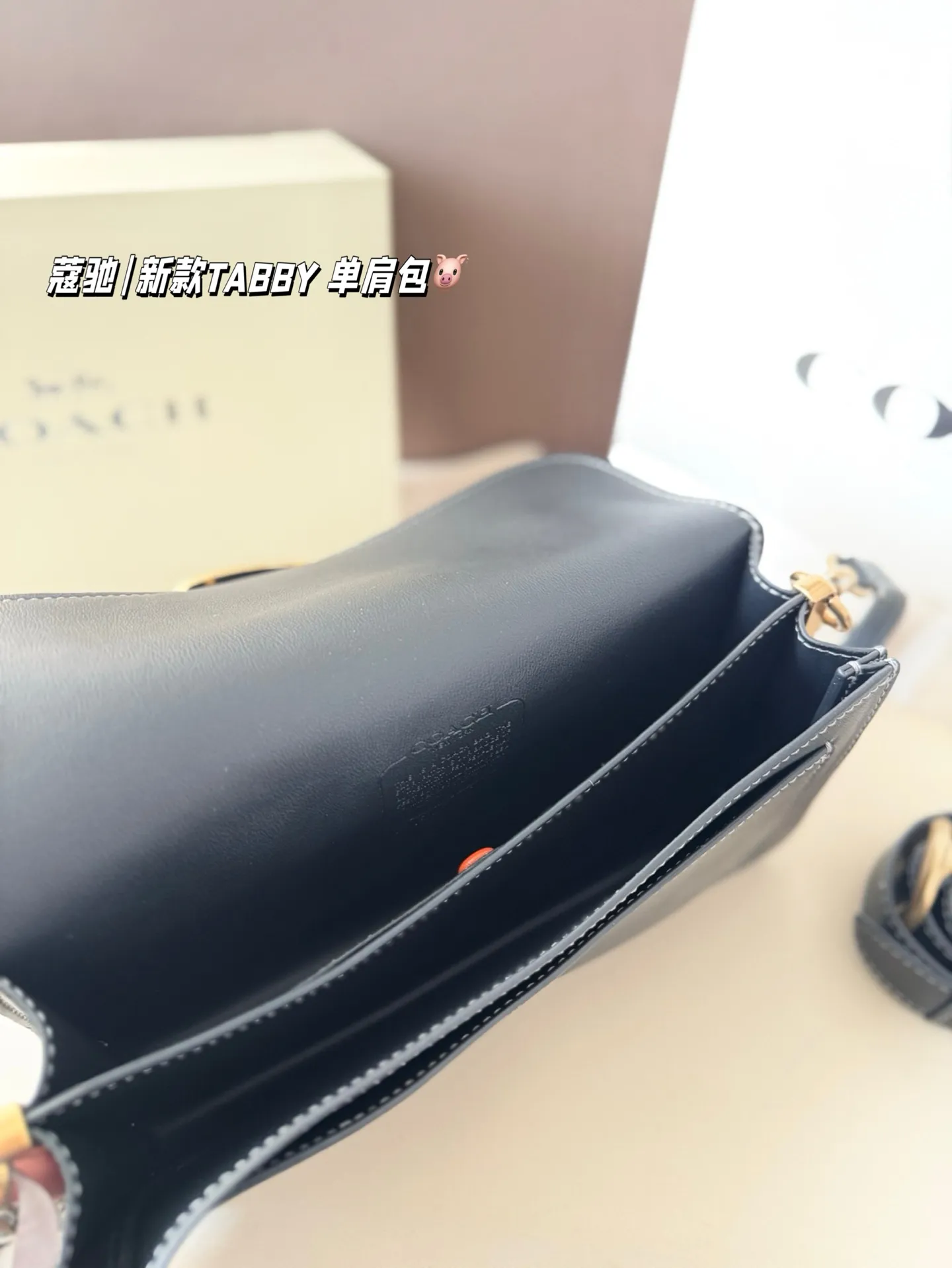 P195 配折叠盒 新罗蔻驰|新款TABBY 单肩包 本季的 Tabby 包 真的绝了! 触感柔软到上头~ 采用 Natural Grain 自然纹路皮革, 皮质更薄、更软,垂坠感特别自然, 背起来就是那种很松弛又很酷的 随性氛围感,真的太飒了! 这次推出的全新配色也超级适合秋冬, 低调高级、耐看又显气质。 属于那种越看越上头的颜色!🍂✨ 尺寸26*14