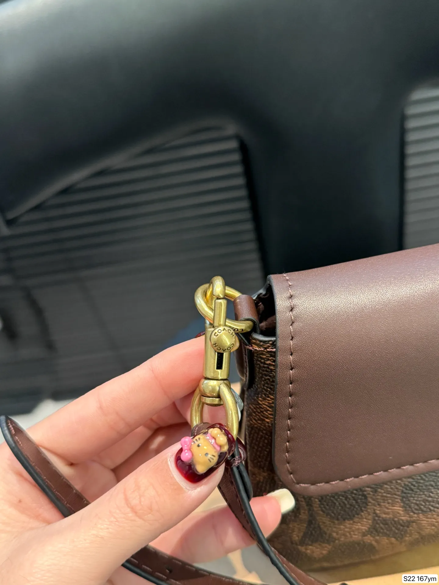 P160 配盒子蔻驰coach 5月新款 蔻驰5月新款JET 单肩包 经典老花涂层帆布,光滑面皮 梯形包身 小巧精致 极具现代时尚风格 可拆卸双肩带设计 适配多种场合搭配 尺寸25 12 货号167