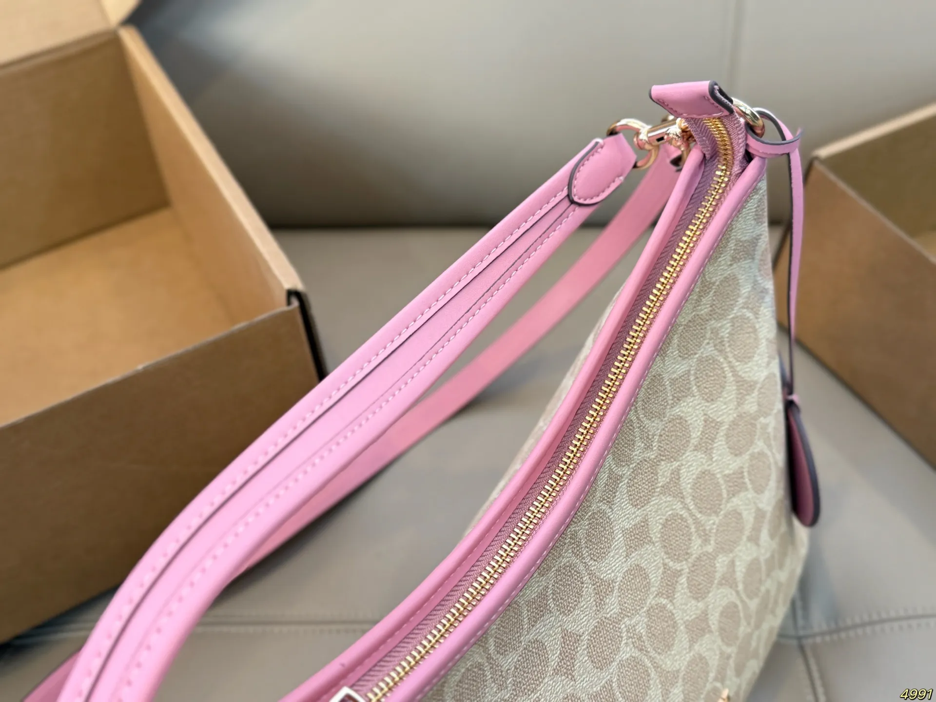 &yen;175飞机盒 蔻驰COACH腋下包 配长肩带 单肩斜挎皆可 颜色搭配很有复古的感觉 高级又不失优雅超有氛围感 通勤 休闲 约会通通可搭 尺寸29 20