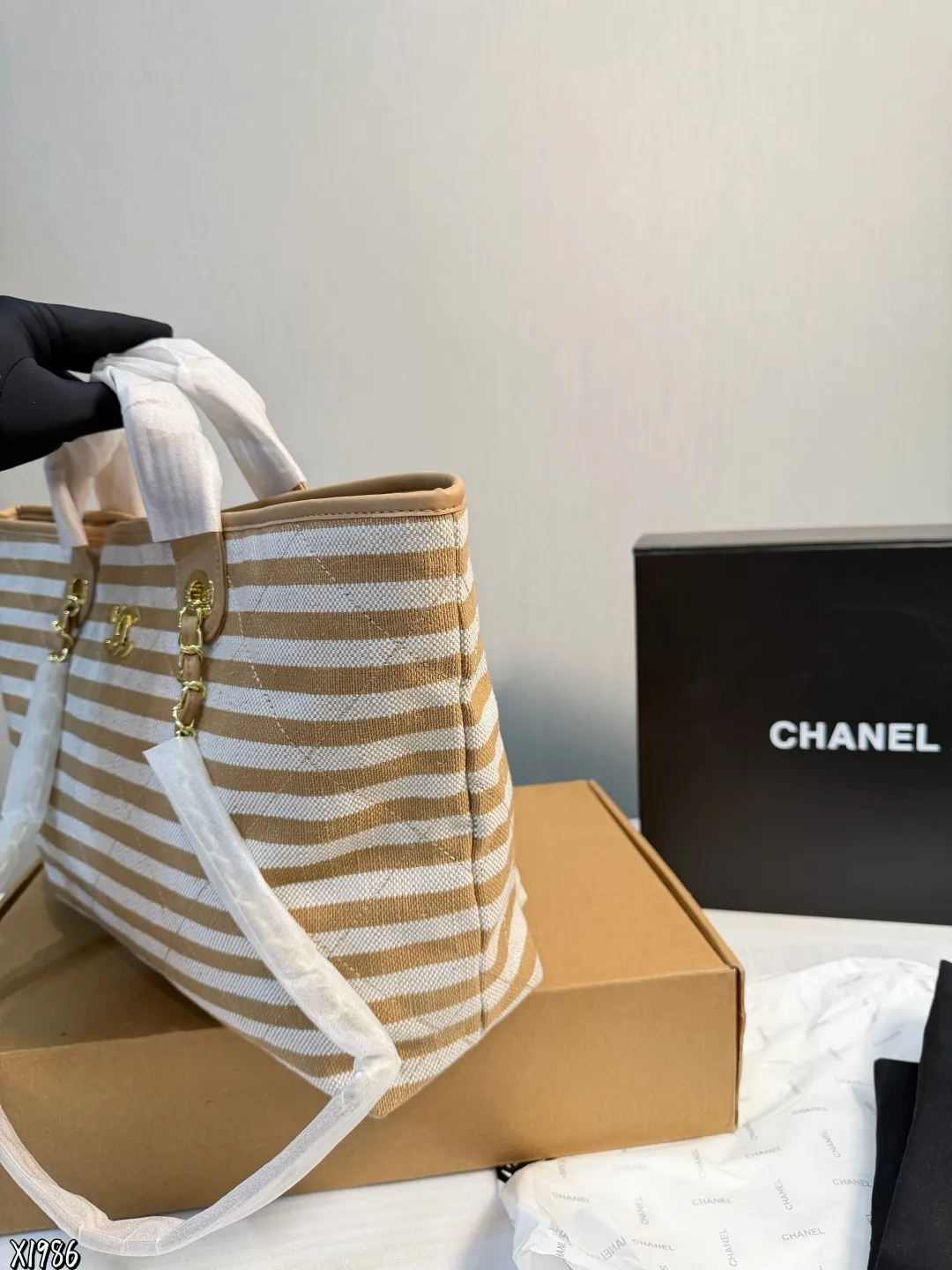 ❤️P190P180❤️ 香奈儿Chanel 沙滩腋下包 春夏新款 简约休闲的设计也深受大众喜爱 容量大轻便又时髦 非常适合日常使用 出差旅游 带娃出门 都可以轻松搭配凹造型 材质也是非常耐用的那种 可以用到天荒地老⚠️尺寸42*30 ⚠️尺寸38*27