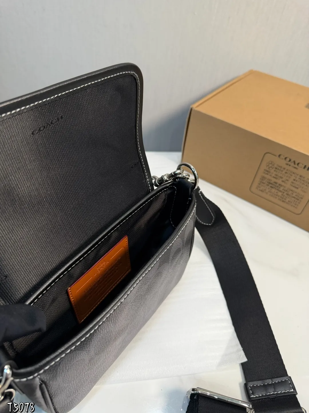 ❤️p150(礼盒包装)❤️ C家 新品黑色 男生都会喜欢的相机包! 款式对于男生来说真的太友好了又能装又百搭 搜索🔍蔻驰 coach 男包尺寸:19*5*13cm