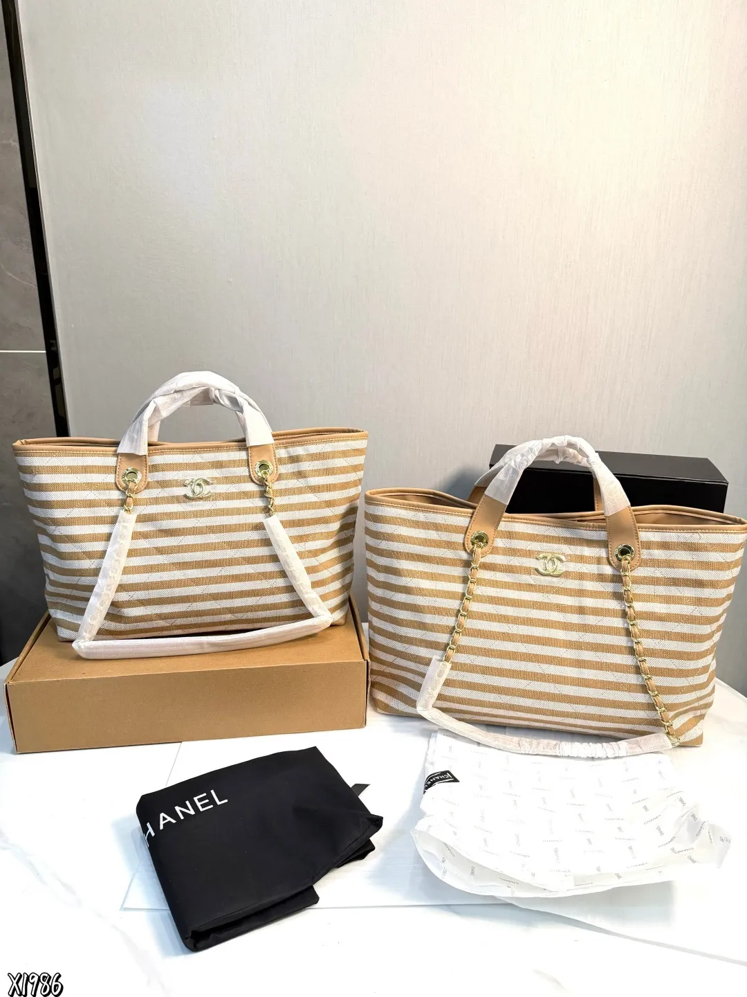 ❤️P190P180❤️ 香奈儿Chanel 沙滩腋下包 春夏新款 简约休闲的设计也深受大众喜爱 容量大轻便又时髦 非常适合日常使用 出差旅游 带娃出门 都可以轻松搭配凹造型 材质也是非常耐用的那种 可以用到天荒地老⚠️尺寸42*30 ⚠️尺寸38*27