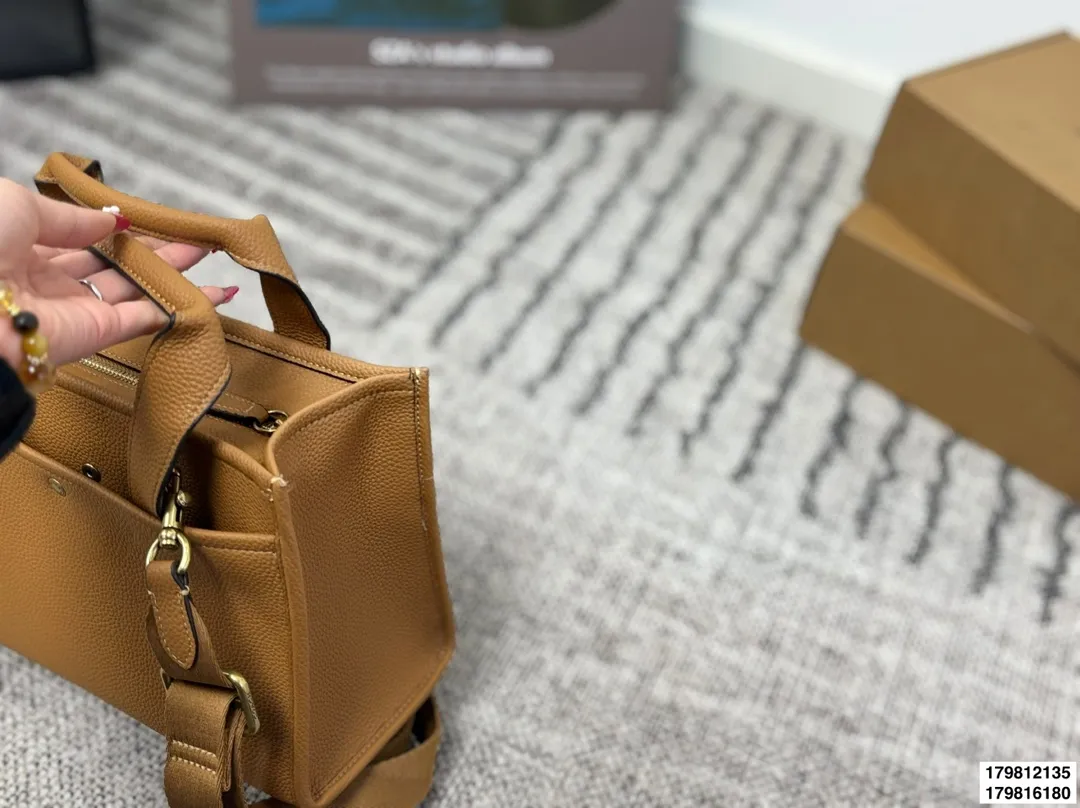 p135 p130配礼盒 size：26.19/20.14 COACH 蔻驰 Cargo tote 单宁牛仔托特包 千呼万唤的牛仔系列终于来噜～ 对牛仔真的毫无抵抗力 自己搭配小挂件会更