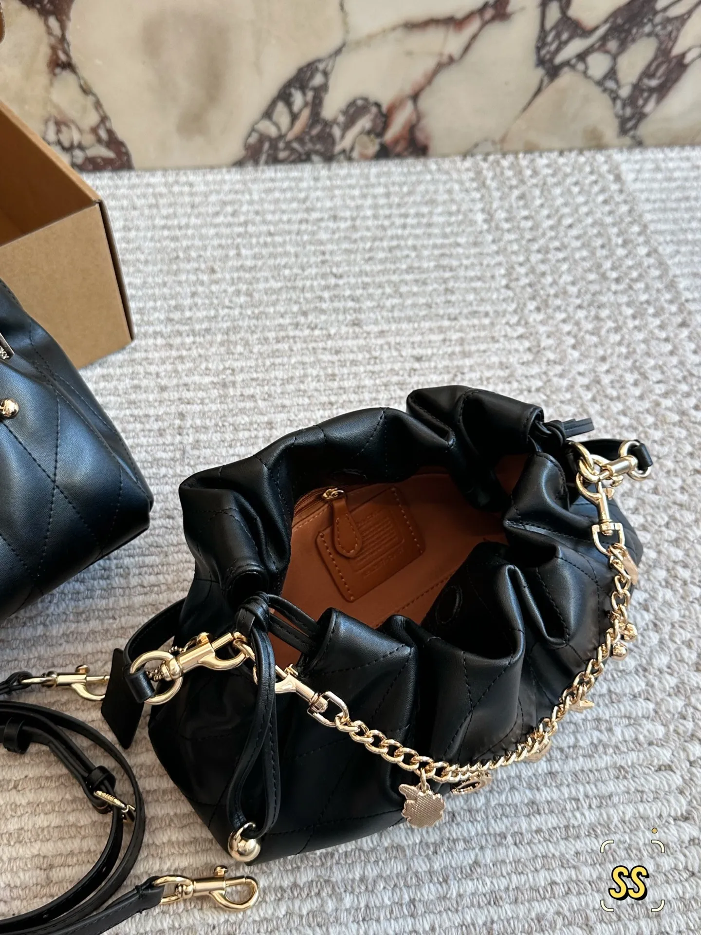 横版💰155、竖版💰160 圣诞礼物🎁云朵包软糯羊皮绗缝太戳心💘 姐妹们！Coach这次的新款Faye云朵包真的绝了！一上手就忍不住来分享✨ 迷你尺寸也太可爱了吧！比想象中能装多了~手机口红粉饼通通塞进去还有空间，日常出街完全够用。最惊艳的是全羊皮材质，摸起来像云朵一样软fufu的～手感绝绝子！ 高级感满满的绗缝工艺让整个包立体感up⬆️，光线下一照还有细腻的光泽。链条可以调节长短，单肩斜挎都好看，冬天配大衣简直气质爆棚！ 奶油白温柔到不行，同款还有黑色/焦糖色也超百搭。重点是不会像小羊皮那么娇气，耐磨度意外能打！横版23*18/竖版28*16