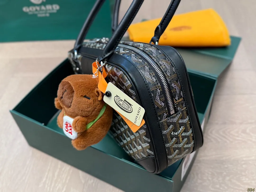 ¥180折叠盒 Goyard 戈雅新款腋下包 保龄球包轻奢百搭,时髦百搭✔️ 容量超大☑️ 超级实用~ 谁用谁爱的戈雅通勤潮酷两不误‼️ 尺寸34 17