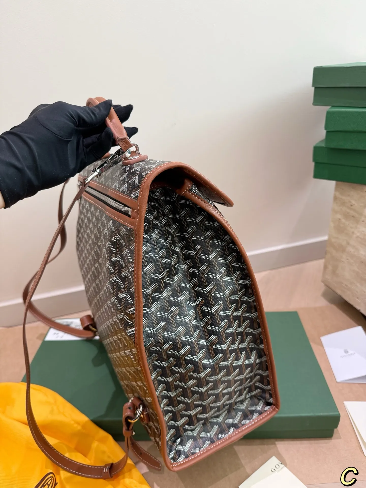 P200 配礼盒🎁 size:33*37cm Goyard 戈雅 双肩包 复古又减龄 容量真的超级大!! 装下笔记本妥妥滴! 男女通用!真的超级划算!