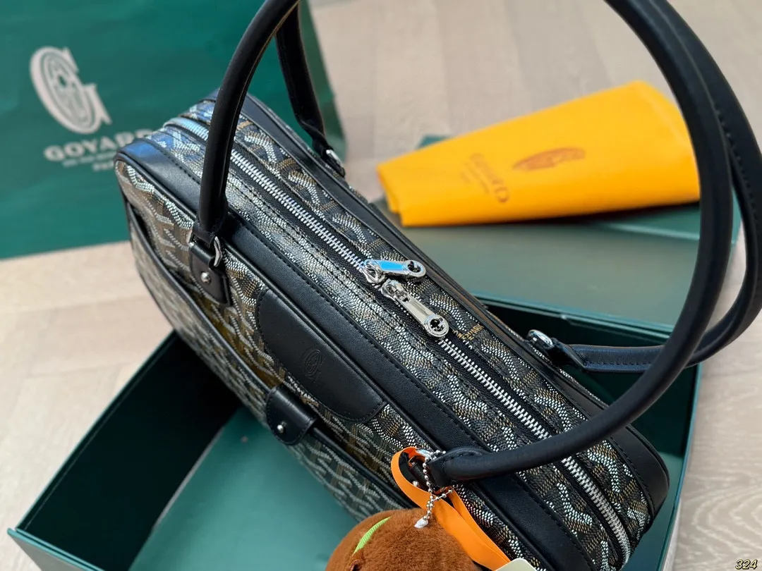 &yen;180折叠盒 Goyard 戈雅新款腋下包 保龄球包轻奢百搭，时髦百搭✔️ 容量超大☑️ 超级实用～ 谁用谁爱的戈雅通勤潮酷两不误‼️ 尺寸34 17