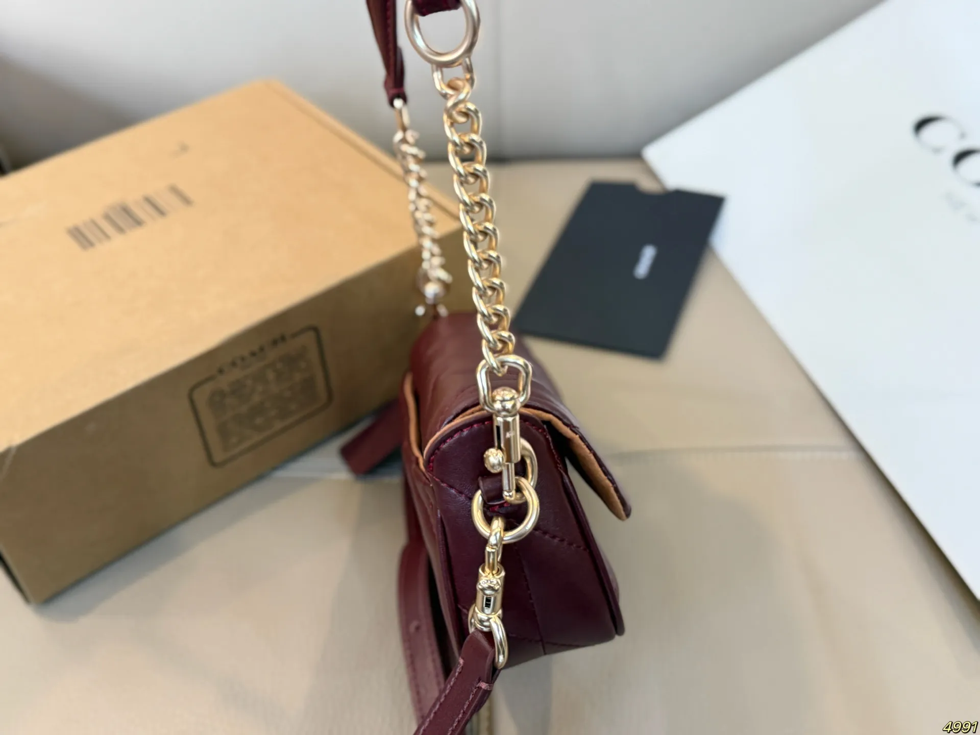 ¥140飞机盒 coach蔻驰法棍单肩包 清新配色 一眼心动 手感柔软细腻 容量满足日常需求 又非常百搭 尺寸:20 10