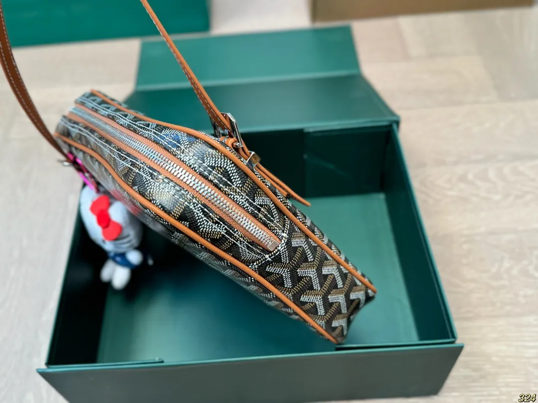¥140折叠盒 戈雅Goyard腋下包 拥有新包就拥有好心情! 简单的穿搭永远不过时,舒服随性耐看! 点亮一下整体造型 实在太好看了!实物太美丽了! 果然是一只实用又时髦百搭的包!!! 尺寸23 19