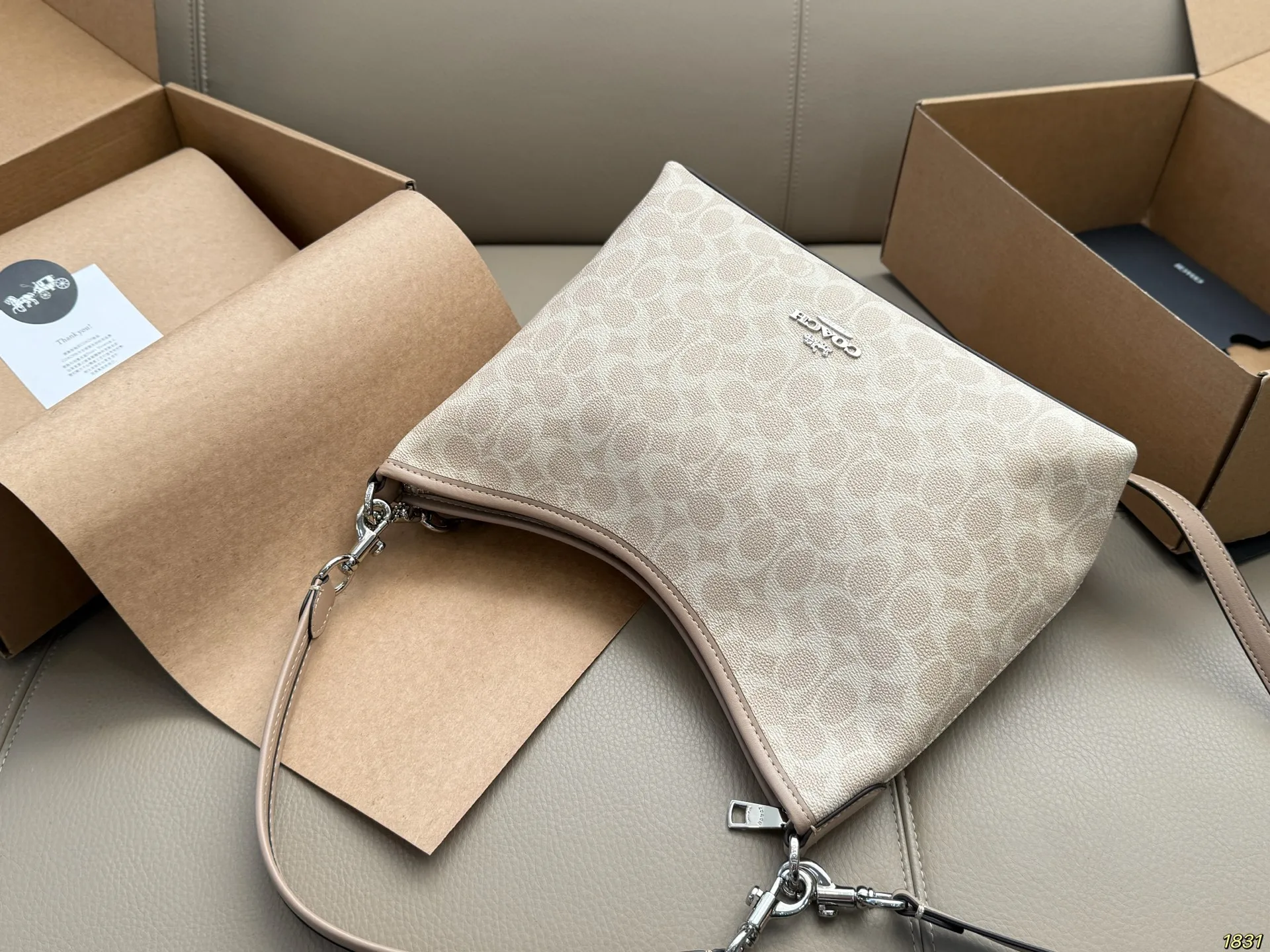 ¥160/¥140飞机盒 蔻驰COACH腋下包 配长肩带 单肩斜挎皆可 颜色搭配很有复古的感觉 高级又不失优雅超有氛围感 通勤 休闲 约会通通可搭 尺寸29 20/19 13