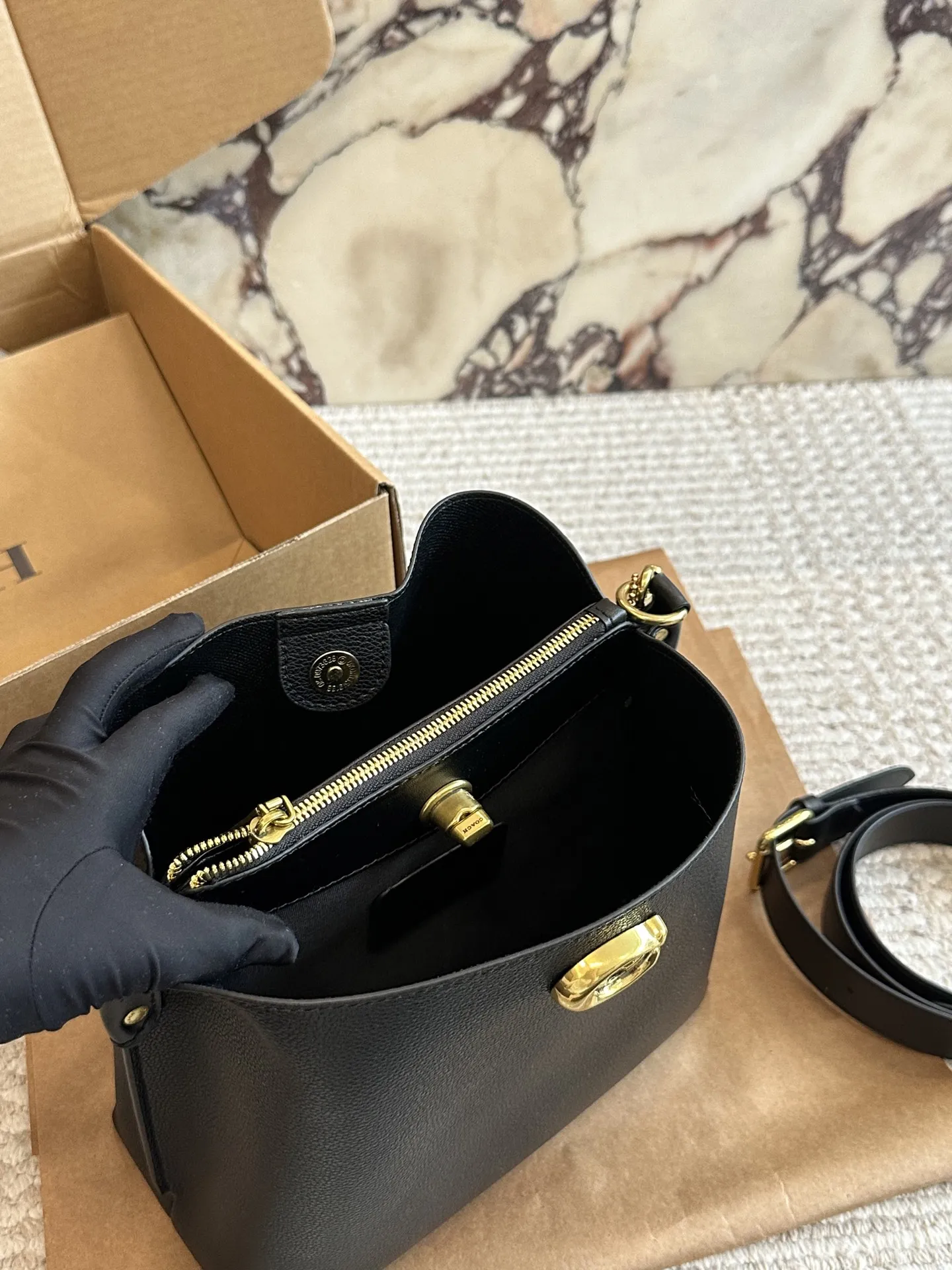 p170 蔻驰Coach|经 典耐看的比入款水桶包 @Coach蔻驰Willow Bucket水桶包 蔻驰入门款,经典耐看 搭配通勤,休闲搭配,精致裙装 容量可收纳小防晒伞,补妆用品 充电宝,车钥匙。,手机圃 米白色包包搭配奶茶色肩带简约不失搭配层次感的经典款23×22