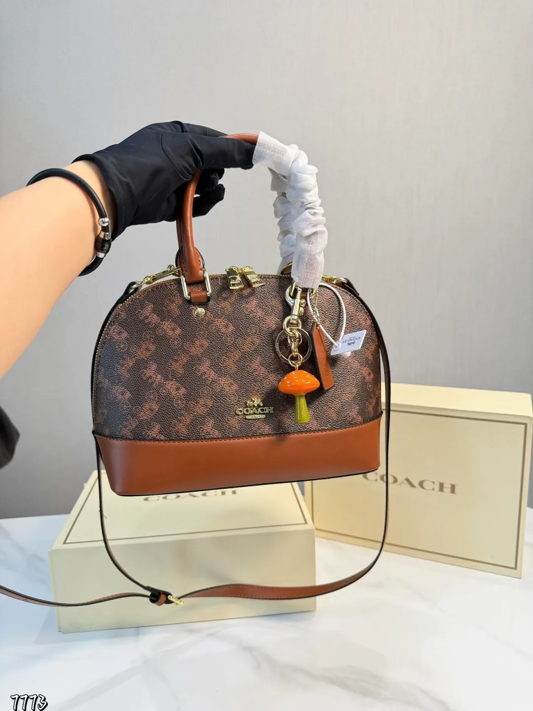 ❤️P165(礼盒包装)❤️ Coach蔻驰贝売包 贝壳作为通勤包,圆润的包身让人觉得与众不同,特别优雅。可以手提可以斜挎的多用设计,大容量的内里空间,爱了爱了。尺寸25*19cm