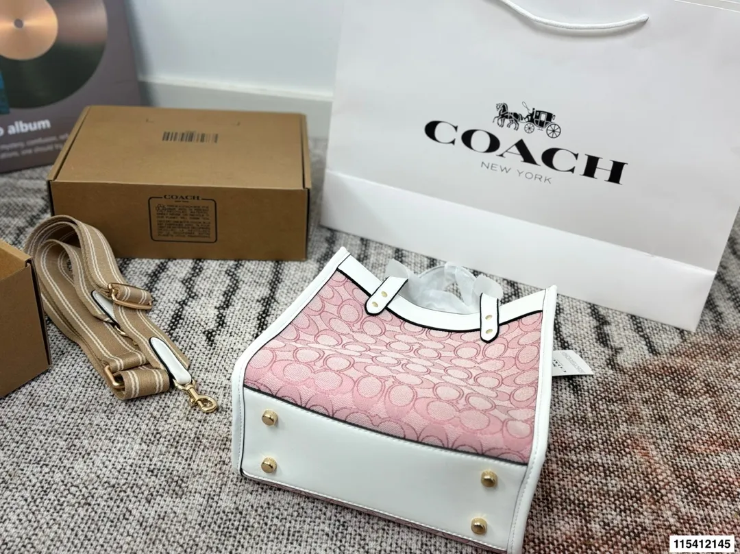 P135 配盒子 蔻驰托特包.手提单肩斜挎包.不管是自用还是送人都很棒!进口五金件.实用大气!简单大方.超大容量,满足你一切需要!!可轻松放置随身必备品!超级赞.这款包给我第一感觉就是太实用.手感特别好.抓紧入.颜值于适用集一身.真的好看实用.都留个!尺寸: 22.21