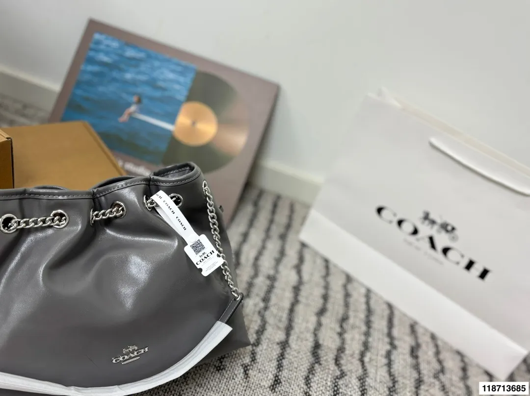 p185配礼盒 蔻驰Coach新款腋下包 流浪包麂皮质感太好啦 颜色搭配很有复古的感觉 高级又不失优雅 超有氛围感 通勤 休闲 约会通通可搭 尺寸34.26