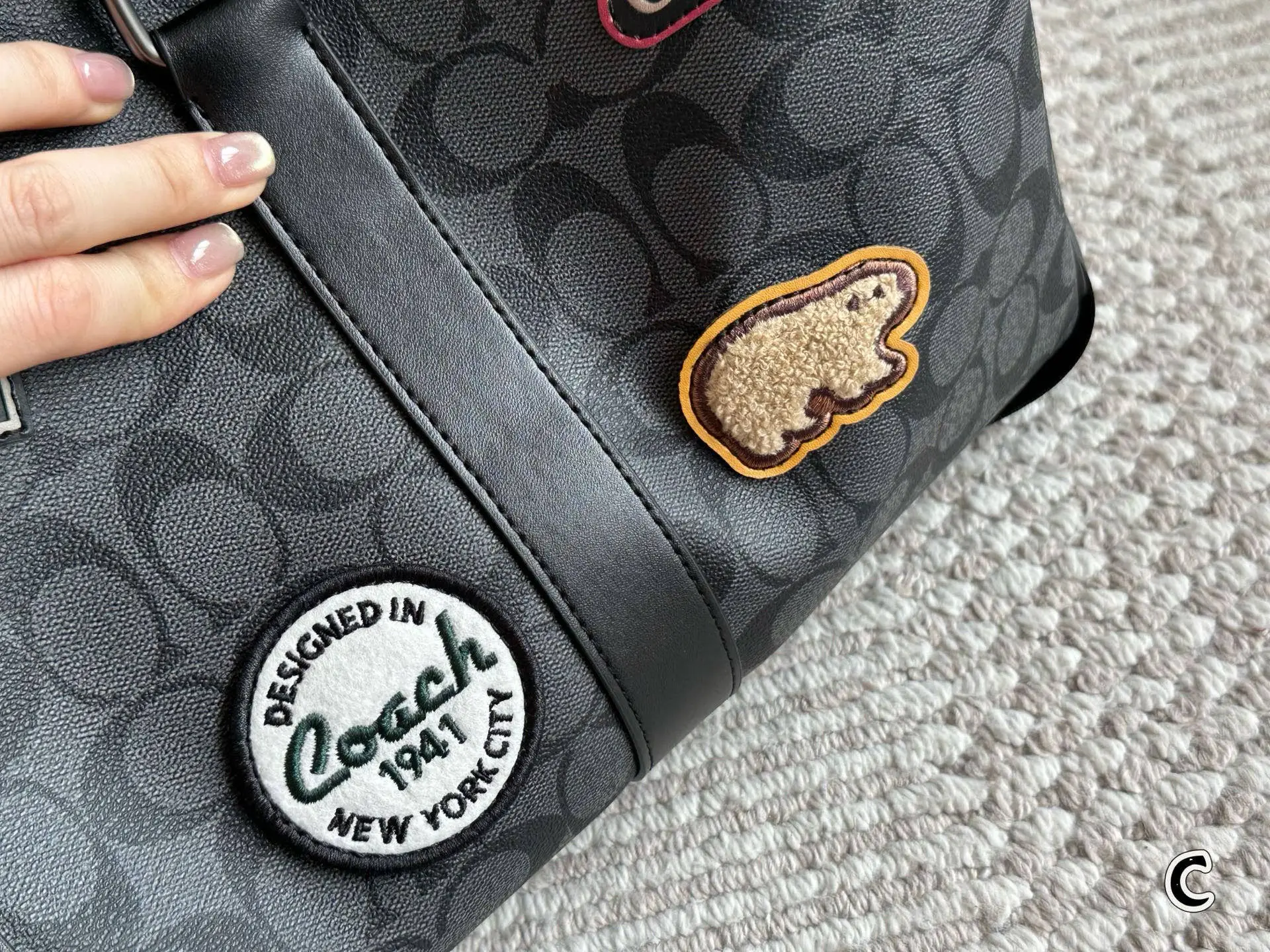 p180 男士必备COACH蔻驰旅行包 COACH蔻驰旅行包，通体采用PVC帆布涂层的材质,这种材质非常的耐磨、耐用，并且非常耐脏，非常适合我们用于健身或者短途的出差的使用，不但可以让自己的造型加分，功能性也很好同时还配备了长肩带，手拎、斜挎、单肩都是可以的，满足我们不同的一个着装 需求。#coach包包 45厘米