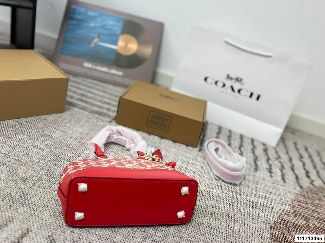 P165配礼盒 Coach蔻驰贝壳包, 贝壳作为通勤包,圆润的包身让人觉得与众不同,特别优雅。可以手提可以斜挎的多用设计,大容量的内里空间,爱了爱了。 尺寸25*19