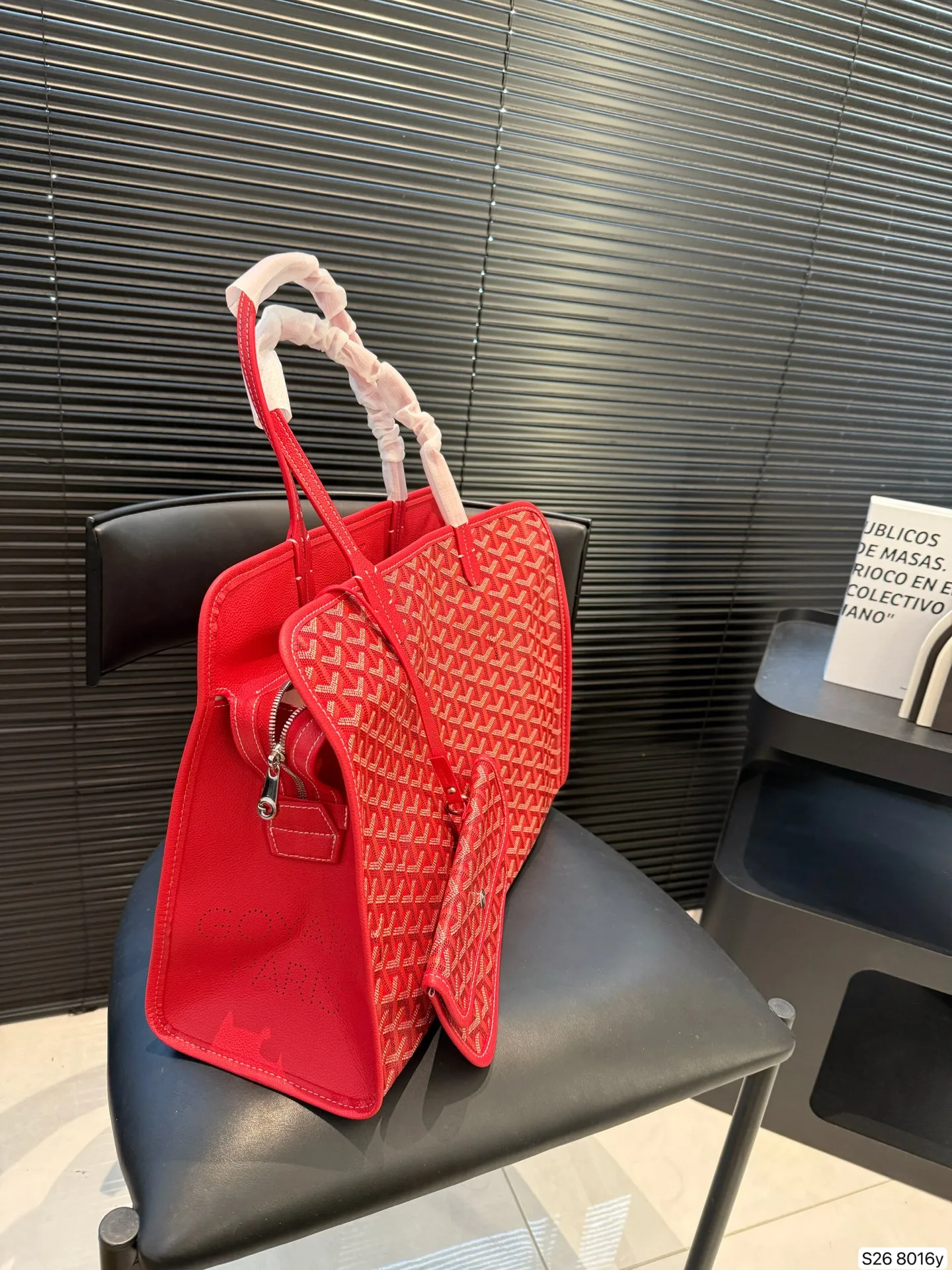 P180 戈雅Goyard Bellechasse 通勤包包王者级别 众手柄长度更长更实用 自重非常轻便能装 这就是 Goyard 包包的魅力 尺寸:41 29 货号8016y