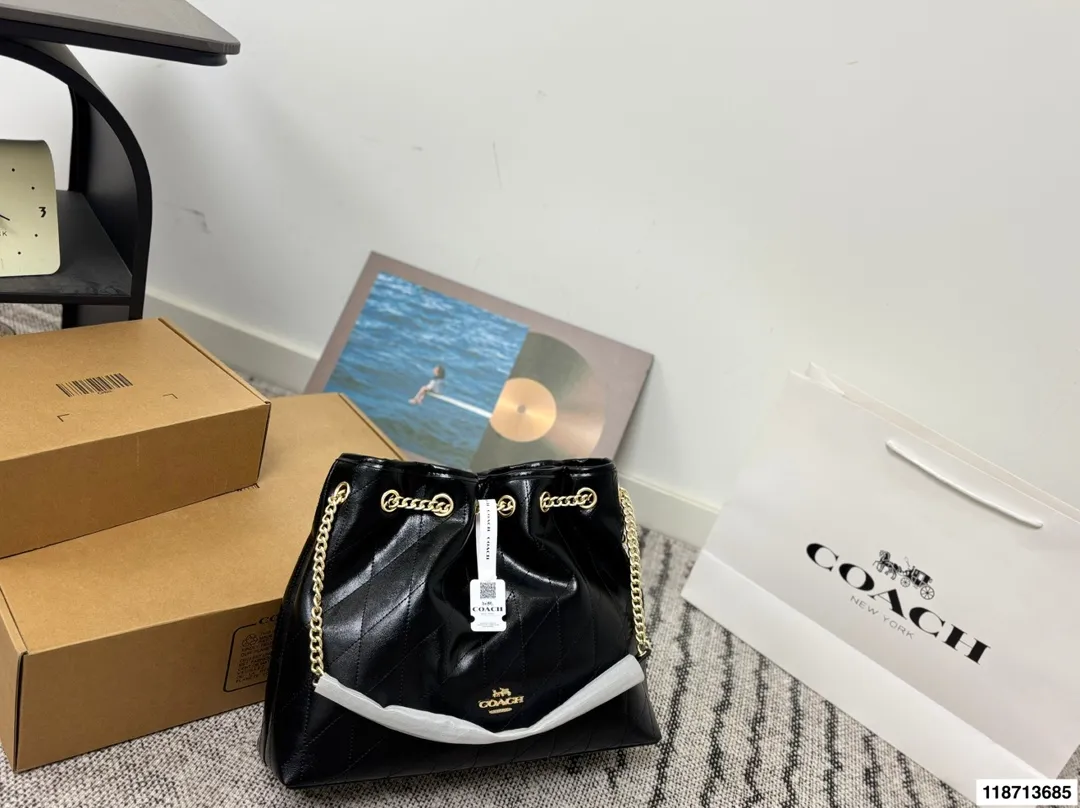 p185配礼盒 蔻驰Coach新款腋下包 流浪包麂皮质感太好啦 颜色搭配很有复古的感觉 高级又不失优雅 超有氛围感 通勤 休闲 约会通通可搭 尺寸34.26