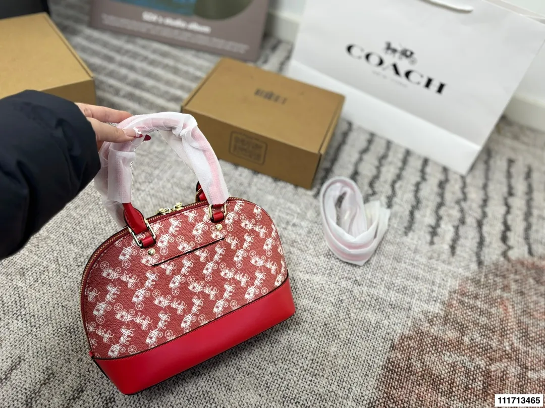 P165配礼盒 Coach蔻驰贝壳包， 贝壳作为通勤包，圆润的包身让人觉得与众不同，特别优雅。可以手提可以斜挎的多用设计，大容量的内里空间，爱了爱了。 尺寸25*19