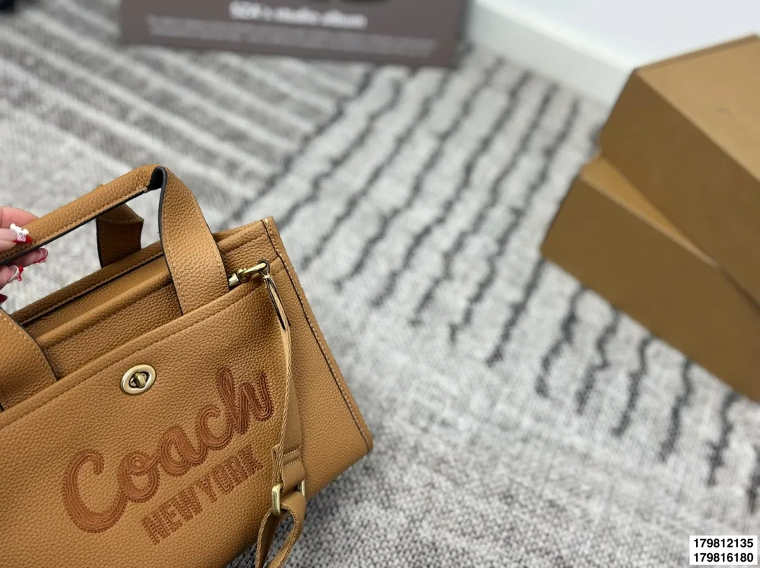 p135 p130配礼盒 size：26.19/20.14 COACH 蔻驰 Cargo tote 单宁牛仔托特包 千呼万唤的牛仔系列终于来噜～ 对牛仔真的毫无抵抗力 自己搭配小挂件会更