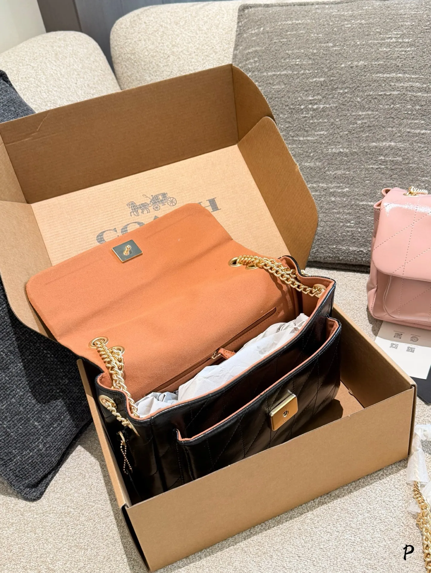 p175 Coach 蔻驰新款,太美了! 这款菱格纹Coach包太戳通勤审美了——油亮皮质衬着金色Logo,金链肩带搭白衬衫+黑针织马甲,利落里带点复古贵气,日常通勤或轻社交都能稳稳拿捏质感。