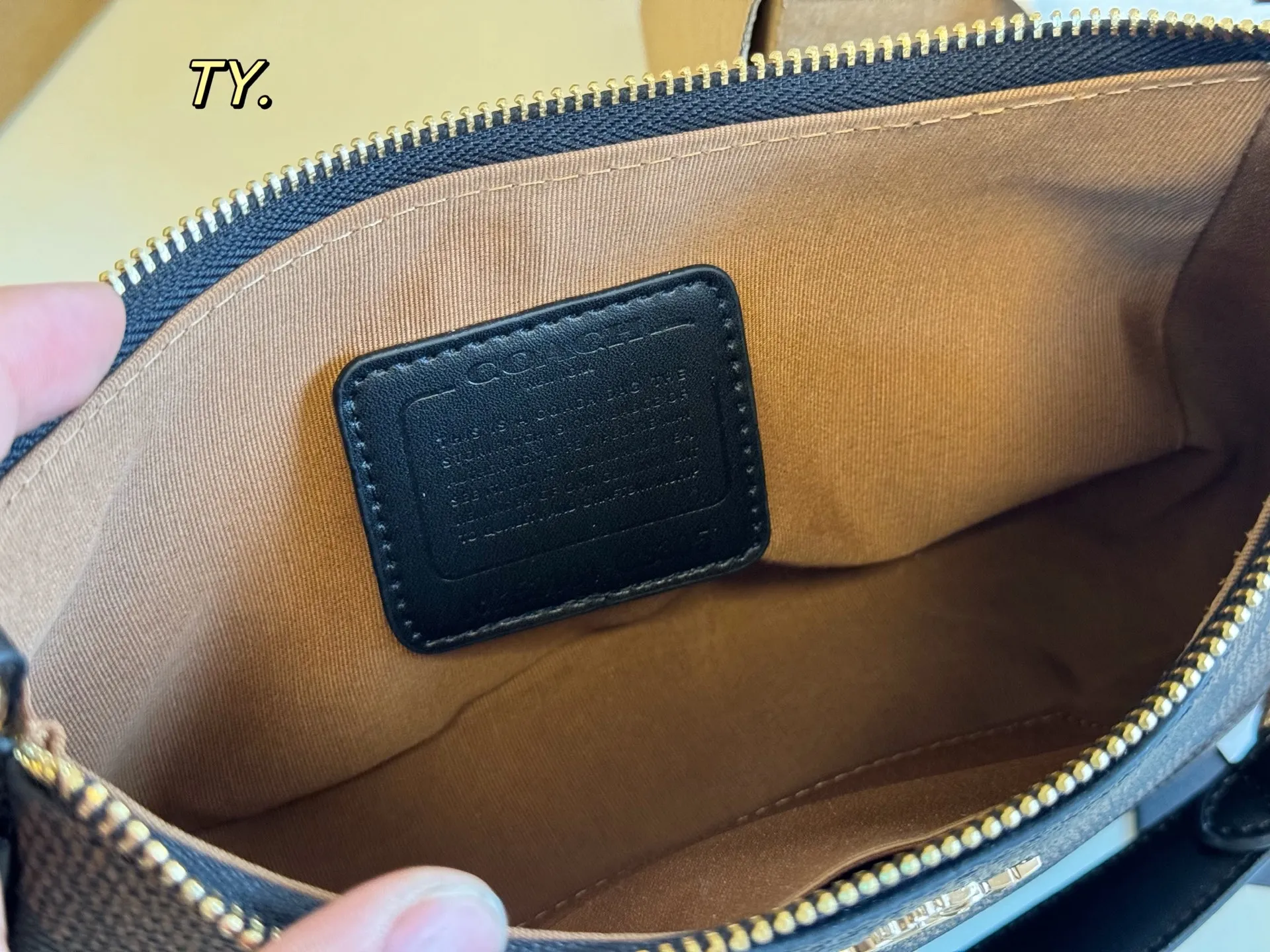 P140（折叠盒） size：23&times;13 COACH 蔻驰最🔥Teri腋下包💕 复古风，颜色配色超美的❗️ 腋下斜挎包颜值真的绝绝子👍 低调又大气，时髦又百搭！ 简简单单的高级感十足✅