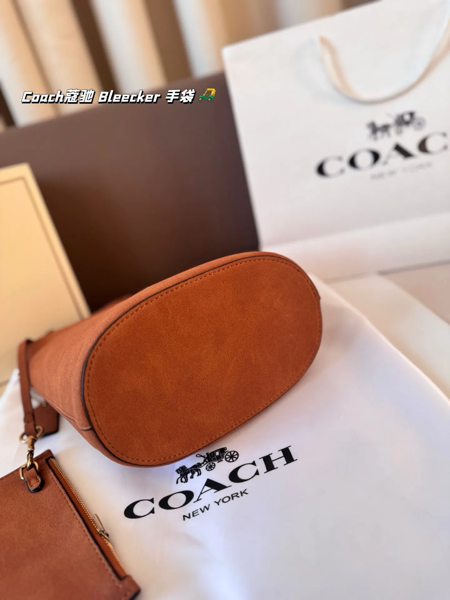 P155 Coach蔻驰｜ Bleecker 手袋 背上 Coach Bleecker手袋超柔软鞣制皮革质感满满简约百搭还什么都能装下 上班通勤也要处处保持时髦愈 尺寸 20*22