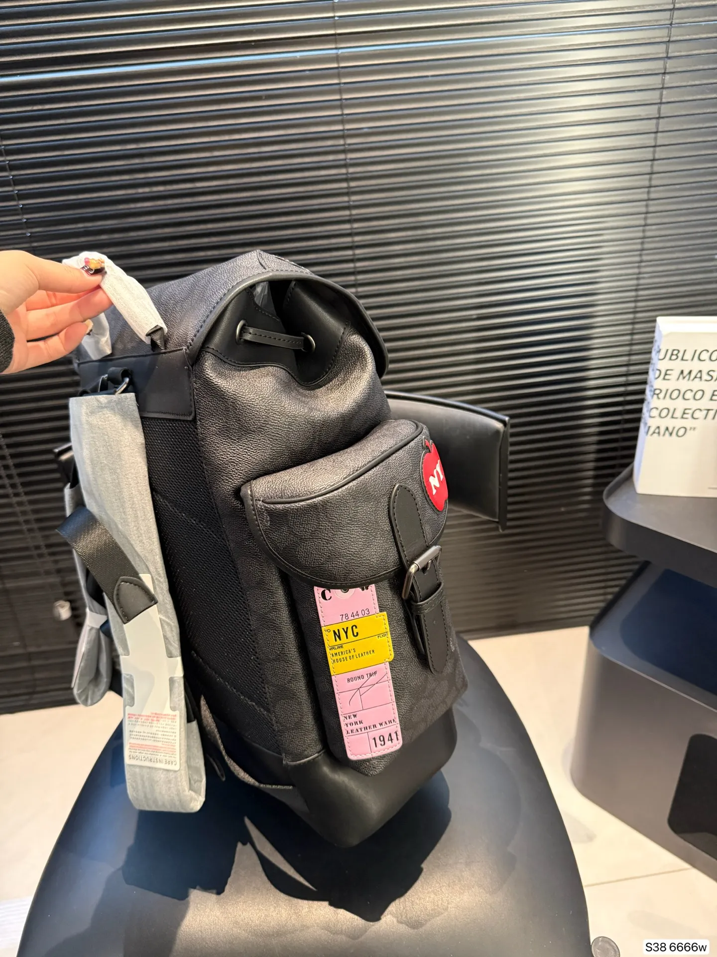 P240 蔻驰双肩包这款双肩背包可手提 可双肩，出众的实用性，充满了都市气息的同时，又不失优雅与温柔，满满的设计感在这个包上体现得淋漓尽致，无论是日常使用还是出差旅行都是非常不错的选择。尺寸29 43货号6666