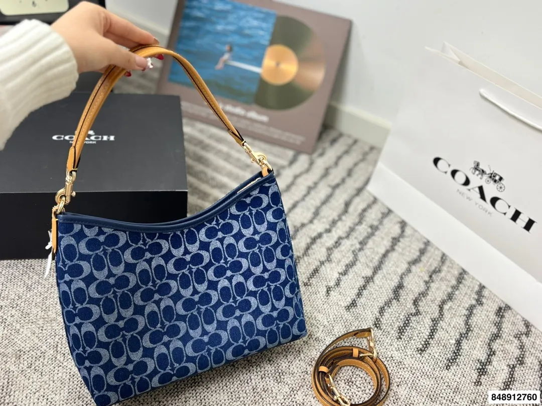 p190 配礼盒 蔻驰 新款laurel流浪包真的绝美 随性慵懒轻松拿捏 一长一短两条肩带 单肩斜挎手提腋下背 都可以随意百搭 内部有带拉链的侧兜可以用来放重要物品！ 尺寸：30*25