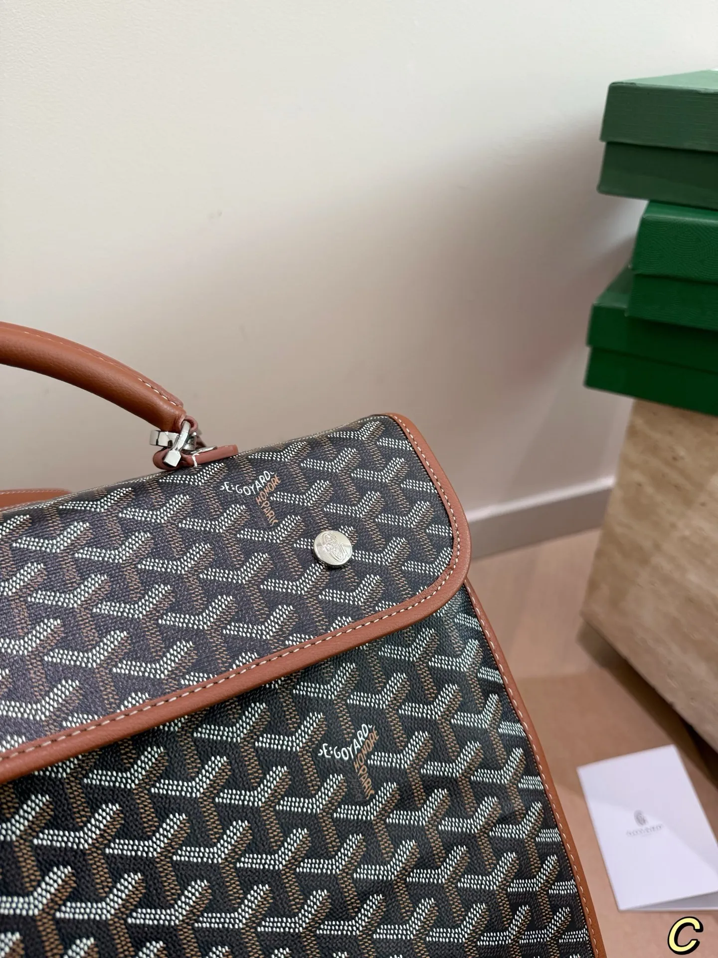 P200 配礼盒🎁 size：33*37cm Goyard 戈雅 双肩包 复古又减龄 容量真的超级大!! 装下笔记本妥妥滴! 男女通用！真的超级划算！