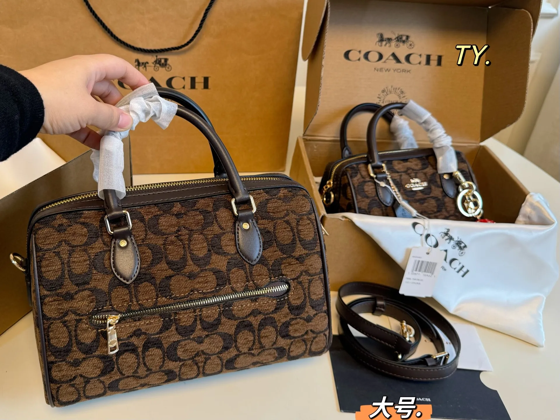 P175 大号（飞机盒➕挂件） size：25&times;16大号 COACH蔻驰雪尼尔Rowan波士顿枕头包❤️ 雪尼尔老花配色，更加精致可爱！ 同时能满足手机和日常出门物品， 小小包身大大容量，非常实用～ 非常百搭，不轻易过时的款式❗️