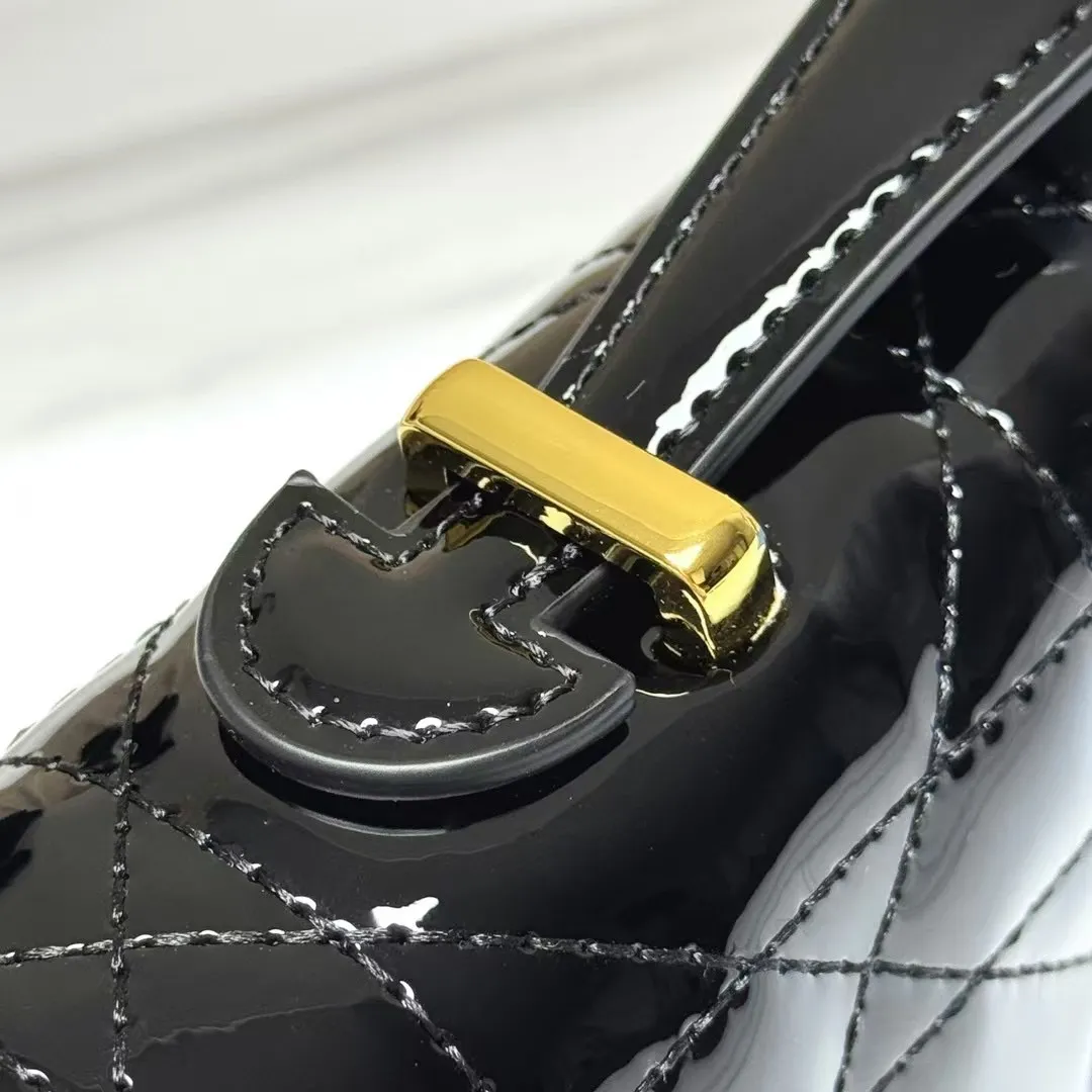 💰205包邮‼️ CE 秋冬系列新品TEEN LOLA 登场 ✅奶昔好物推荐 📖 凯旋门家族又一封神作、黑金handle case 上线🈺 斜跨肩带🉑️延长至57cm，手柄设计拎起来非常千金感✴️ 恰到好处的精致感，小巧又实用，堪称造型王者 秋冬衣櫉必备 尺寸：22*11*5cm