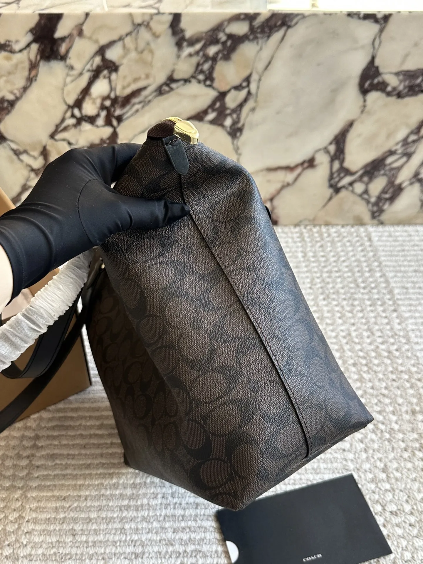 ¥160 配盒 ✈️飞机盒 size:33 28cm c家 单面拉链款托特包/购物袋 大爆款 分分钟断货! 搭配不同衣服 一年四季都可以用! 搜索🔍coach 购物袋