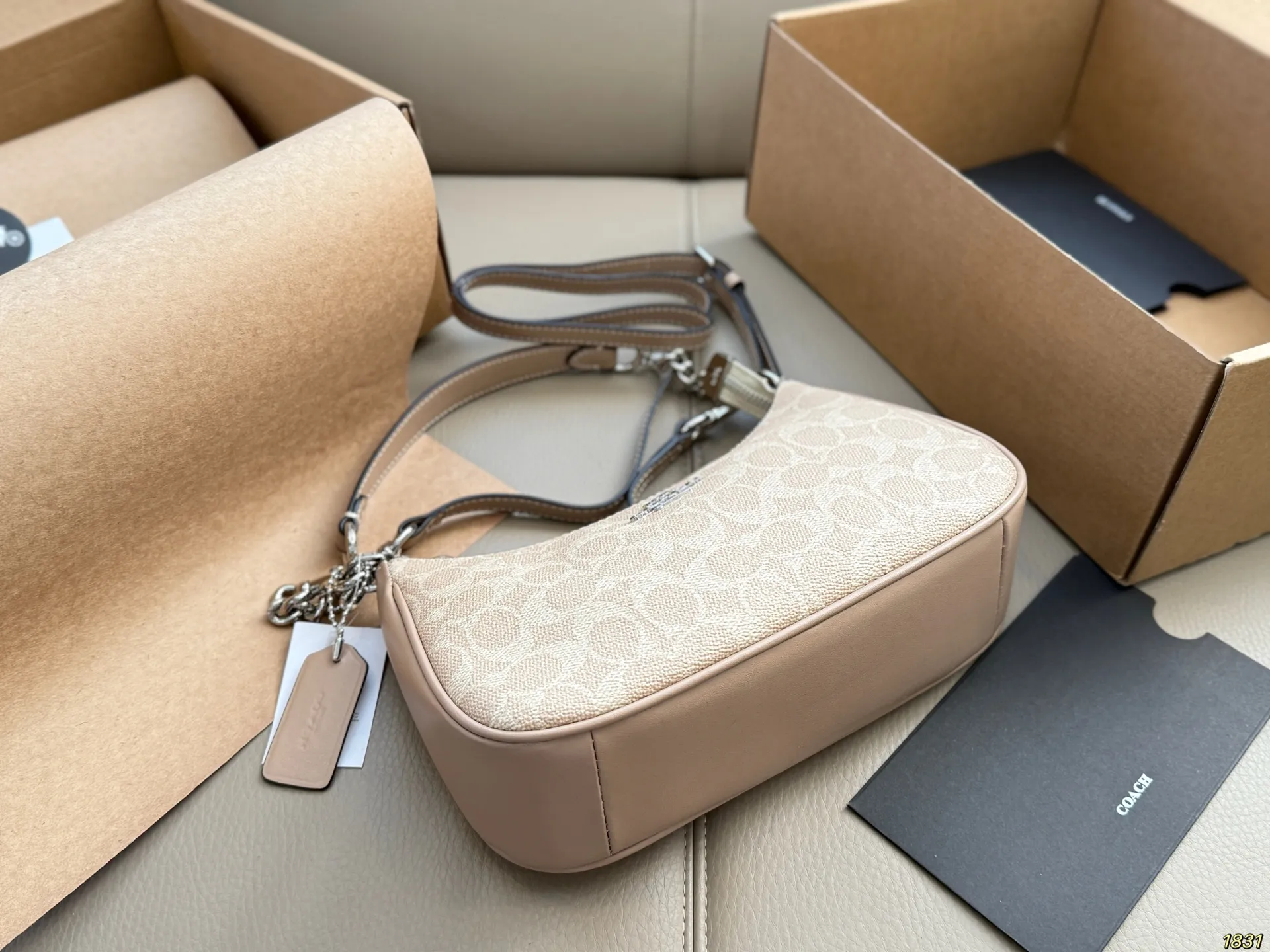 ¥130飞机盒 蔻驰COACH腋下麻将包 配长肩带 单肩斜挎皆可 颜色搭配很有复古的感觉 高级又不失优雅 超有氛围感 通勤 休闲 约会通通可搭 尺寸23 12