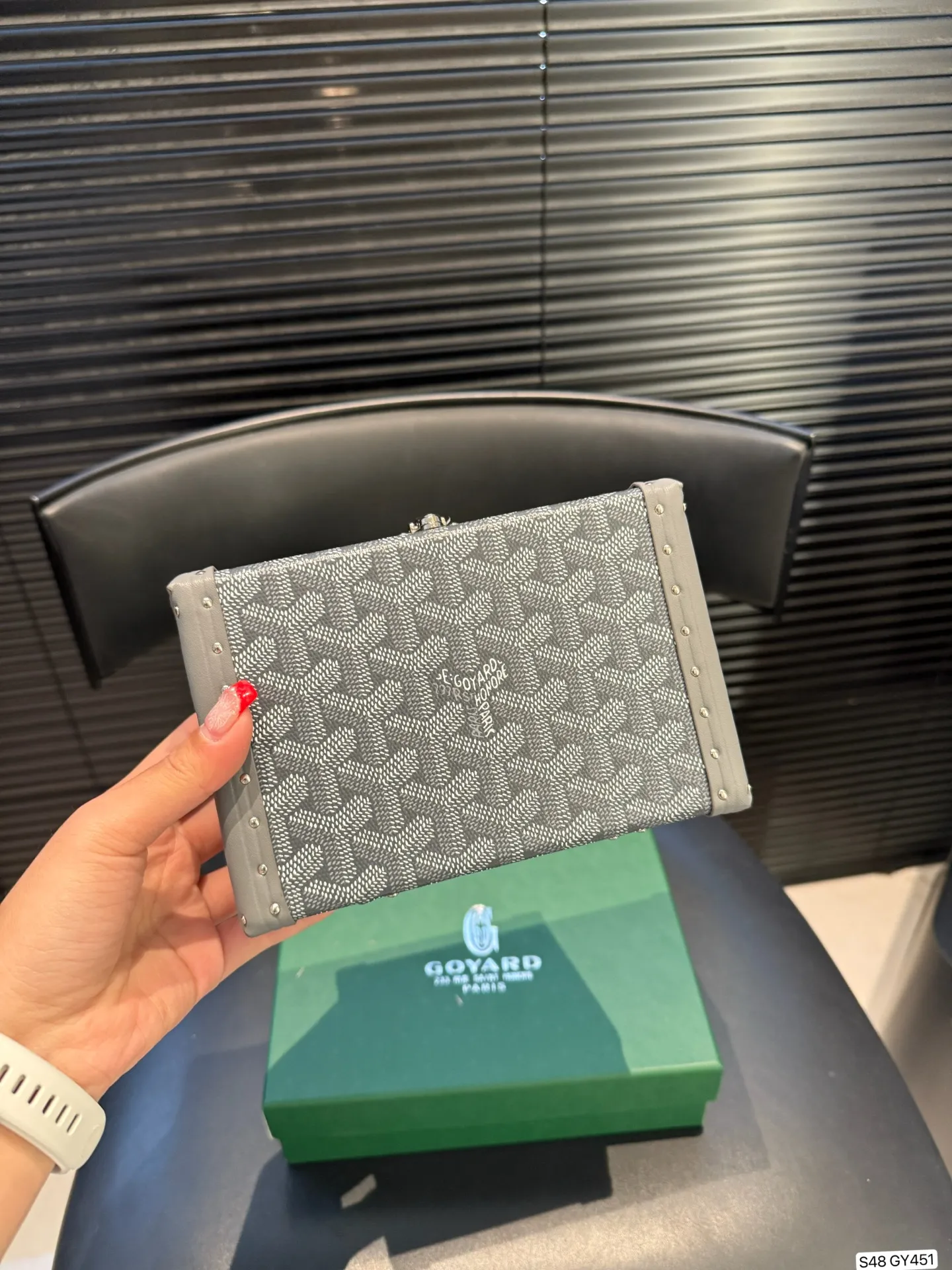 P290 戈雅配盒子极致奢华Goyard银色Mina 硬箱 时尚冷色调 限定银色款 可以斜挎的小硬箱 打造您的时尚搭配 日常出街吸引人的斜挎硬箱包 专属工匠的制作完成签名 日期。 Mina极致奢华硬箱 传承经典硬箱工艺 特别金属银色，特别彩绘3Y字母 出街造型一把手 打造时尚look 精致小巧 男女都可 尺寸16.5 11 货号GY451