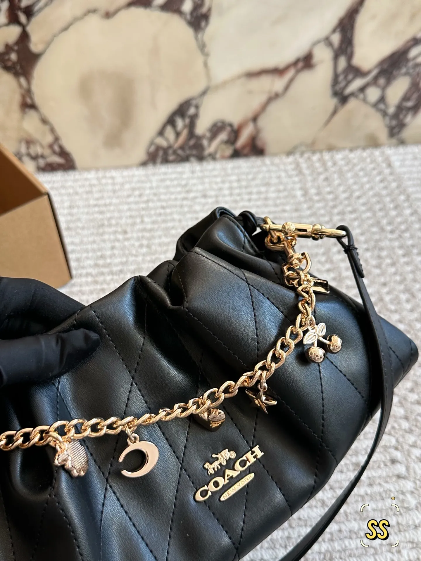 横版💰155、竖版💰160 圣诞礼物🎁云朵包软糯羊皮绗缝太戳心💘 姐妹们!Coach这次的新款Faye云朵包真的绝了!一上手就忍不住来分享✨ 迷你尺寸也太可爱了吧!比想象中能装多了~手机口红粉饼通通塞进去还有空间,日常出街完全够用。最惊艳的是全羊皮材质,摸起来像云朵一样软fufu的~手感绝绝子! 高级感满满的绗缝工艺让整个包立体感up⬆️,光线下一照还有细腻的光泽。链条可以调节长短,单肩斜挎都好看,冬天配大衣简直气质爆棚! 奶油白温柔到不行,同款还有黑色/焦糖色也超百搭。重点是不会像小羊皮那么娇气,耐磨度意外能打!横版23*18/竖版28*16