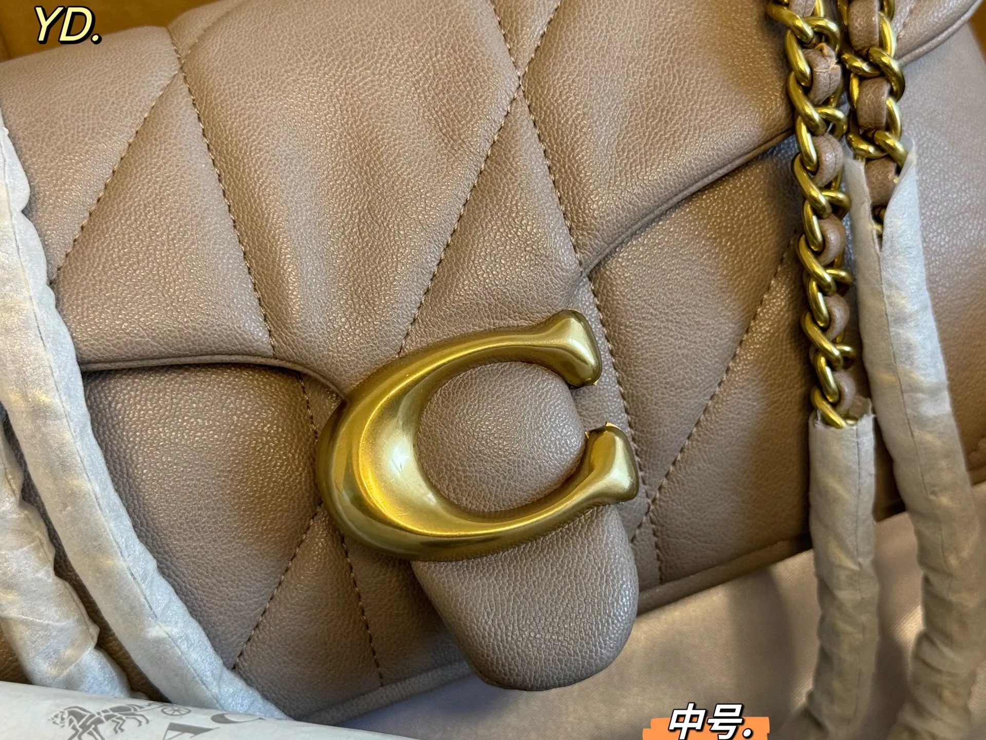 P185 中号(折叠盒) size:26×14中号 COACH蔻驰tabby酒神链条包💕 皮质触感软软的很舒服 可以腋下背也可斜挎背 一眼就爱上 甜酷女孩必备❗️