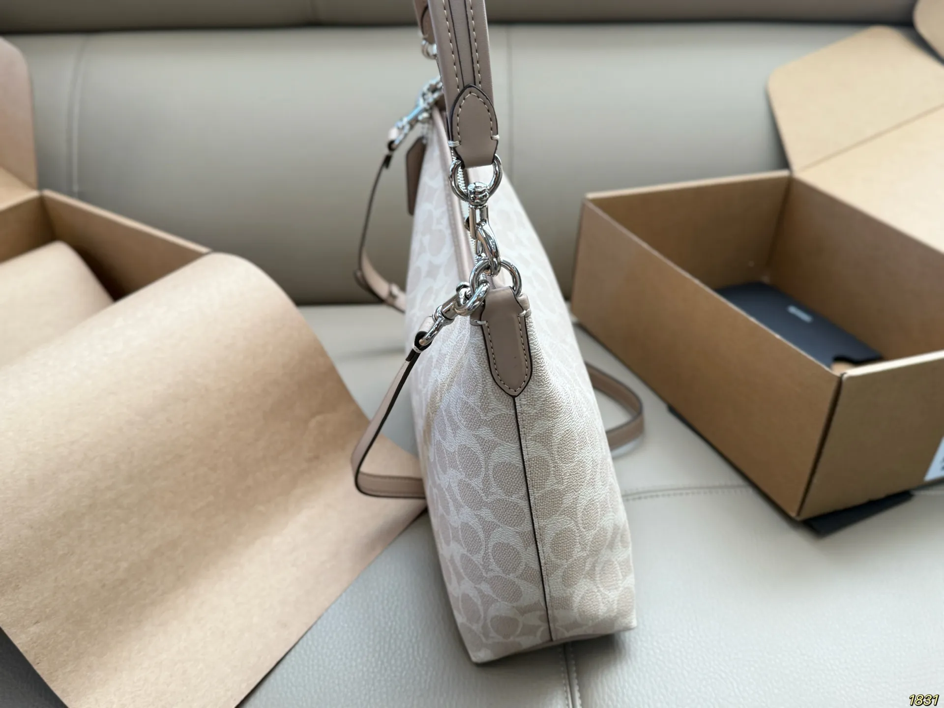 ¥160/¥140飞机盒 蔻驰COACH腋下包 配长肩带 单肩斜挎皆可 颜色搭配很有复古的感觉 高级又不失优雅超有氛围感 通勤 休闲 约会通通可搭 尺寸29 20/19 13