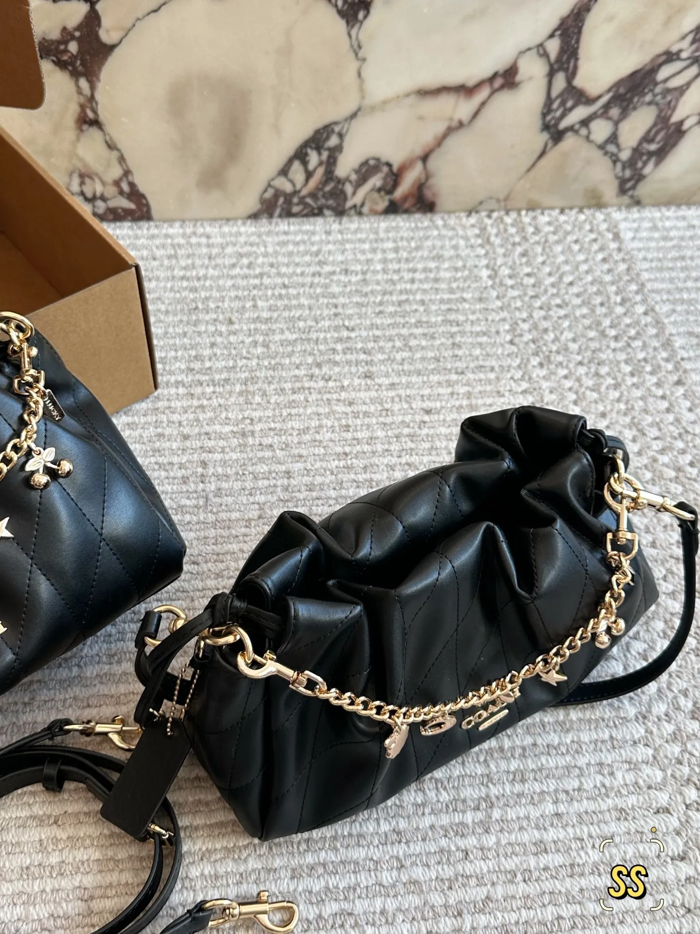 横版💰155、竖版💰160 圣诞礼物🎁云朵包软糯羊皮绗缝太戳心💘 姐妹们！Coach这次的新款Faye云朵包真的绝了！一上手就忍不住来分享✨ 迷你尺寸也太可爱了吧！比想象中能装多了~手机口红粉饼通通塞进去还有空间，日常出街完全够用。最惊艳的是全羊皮材质，摸起来像云朵一样软fufu的～手感绝绝子！ 高级感满满的绗缝工艺让整个包立体感up⬆️，光线下一照还有细腻的光泽。链条可以调节长短，单肩斜挎都好看，冬天配大衣简直气质爆棚！ 奶油白温柔到不行，同款还有黑色/焦糖色也超百搭。重点是不会像小羊皮那么娇气，耐磨度意外能打！横版23*18/竖版28*16