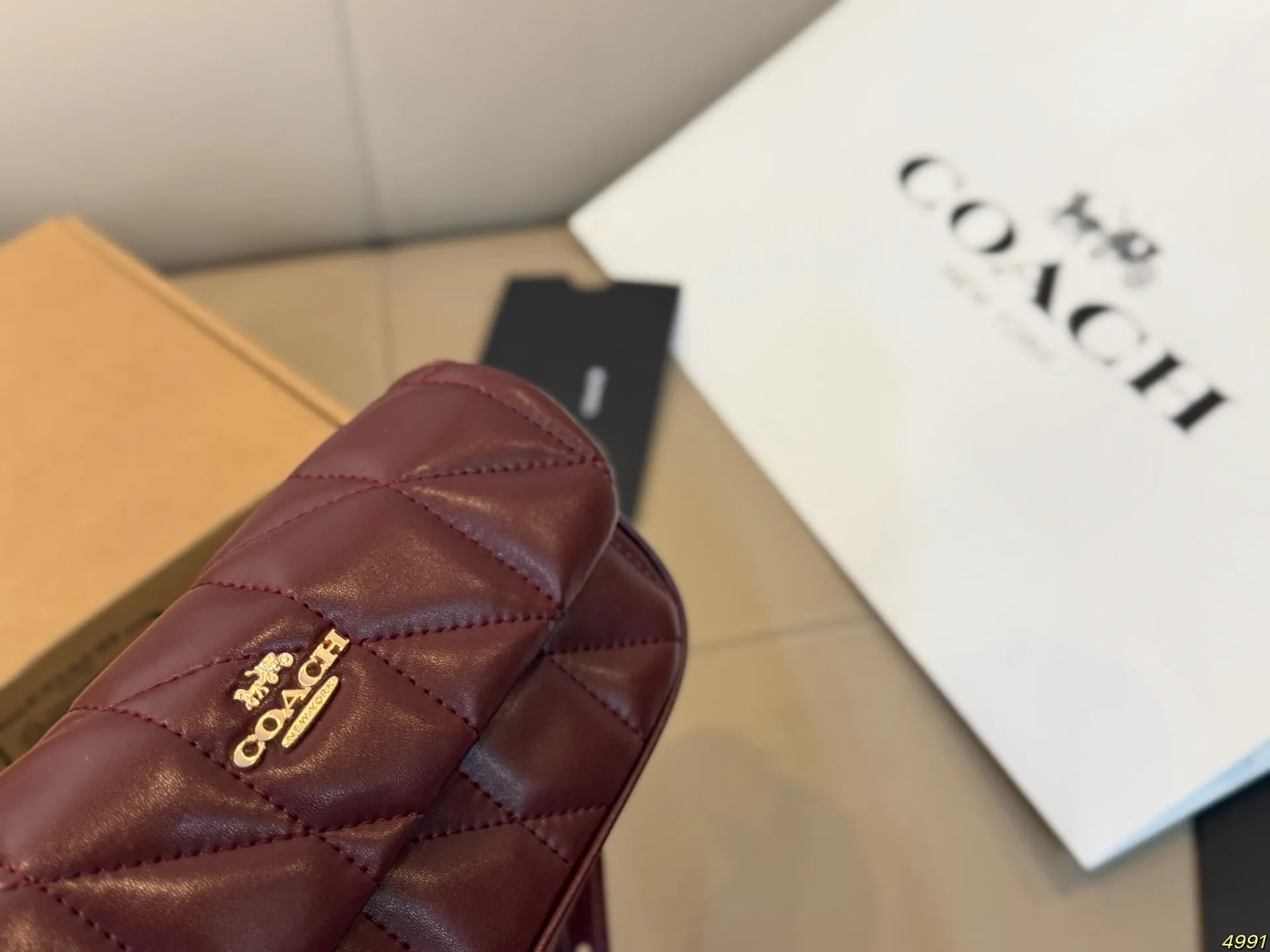 ¥140飞机盒 coach蔻驰法棍单肩包 清新配色 一眼心动 手感柔软细腻 容量满足日常需求 又非常百搭 尺寸:20 10